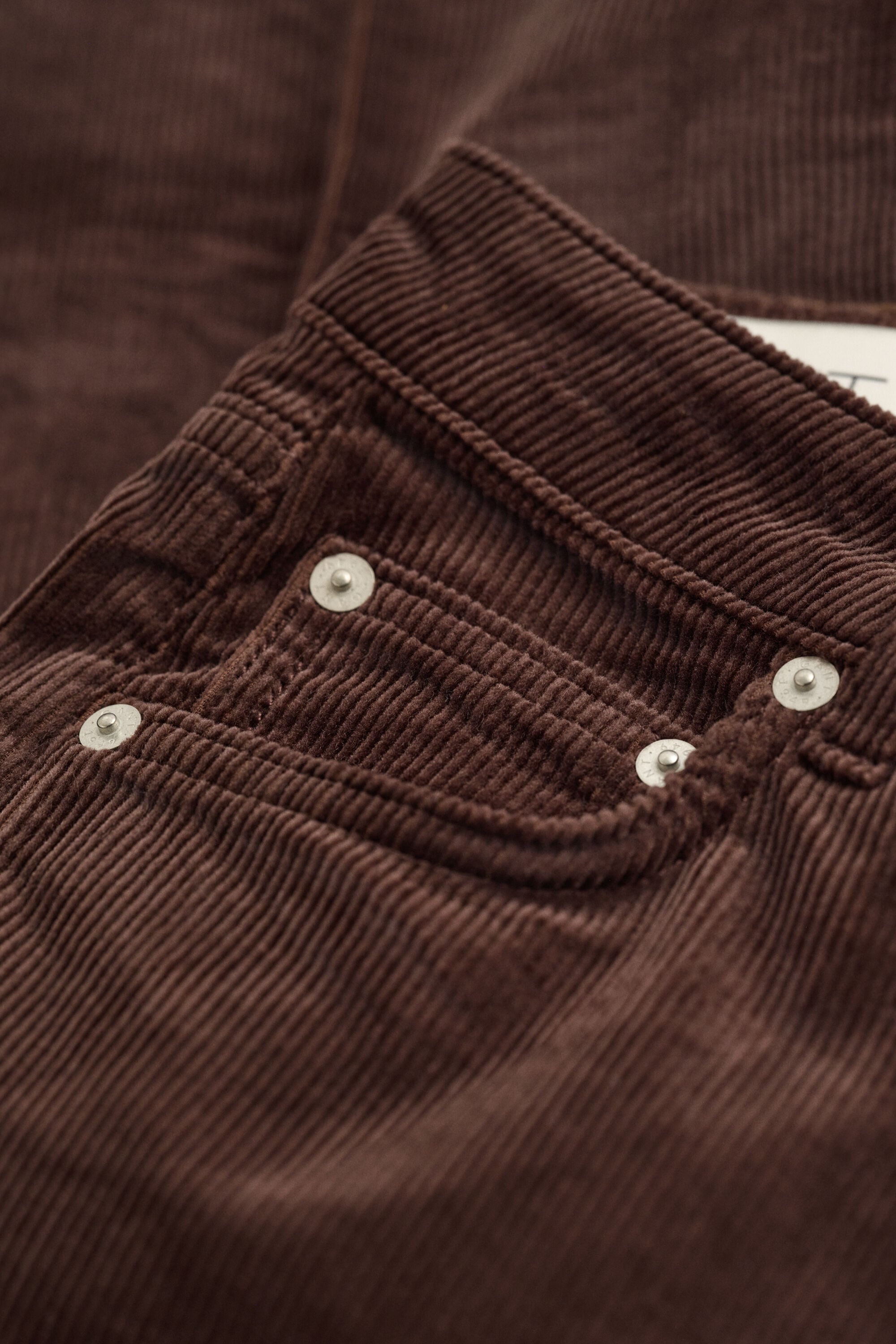 Cordjeans mit ausgestelltem Bein