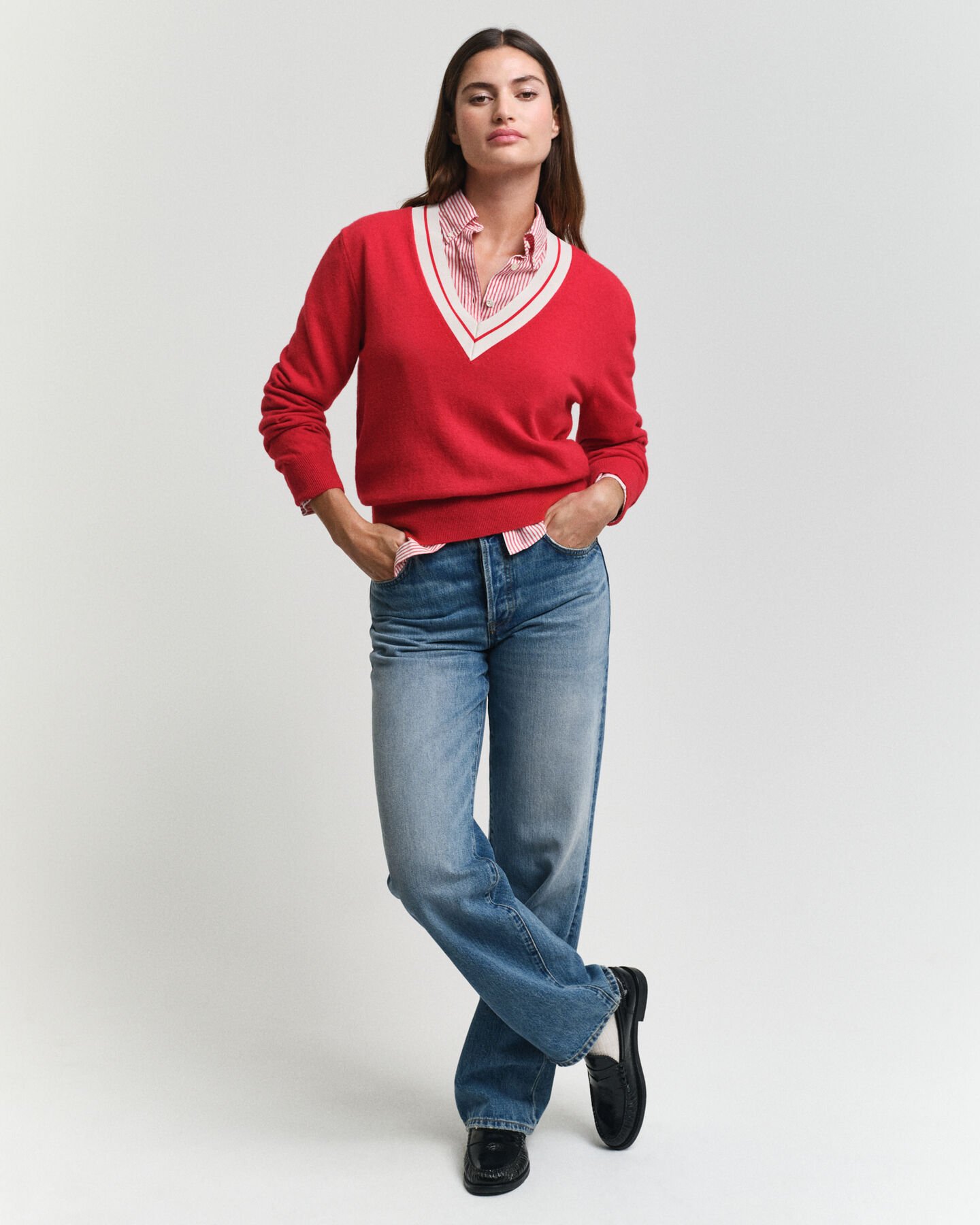 V-Neck Pullover mit Kontrasten