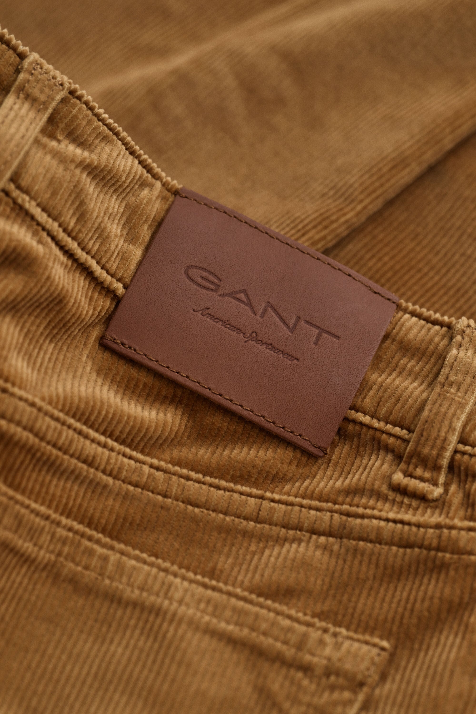 Cordjeans mit ausgestelltem Bein