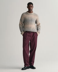 Chinohose mit Bundfalten und Gürtel