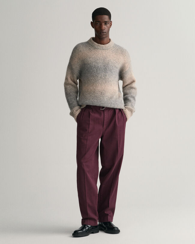 Chinohose mit Bundfalten und Gürtel