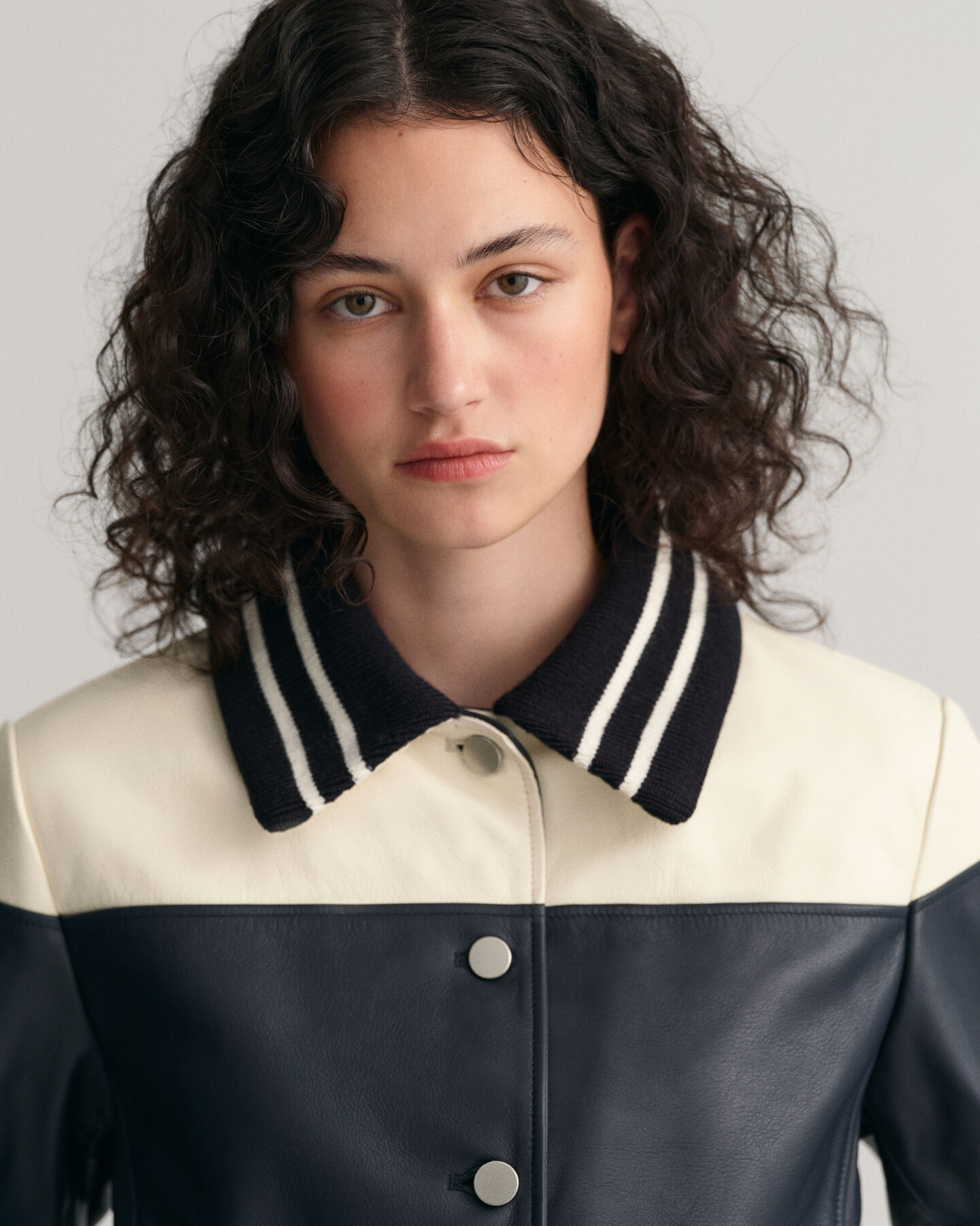 Lederjacke im Blockfarbendesign