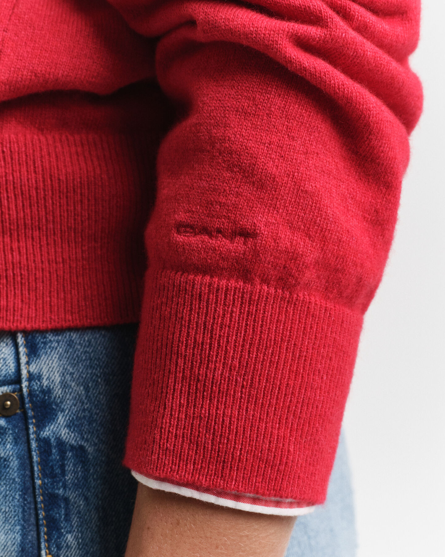 V-Neck Pullover mit Kontrasten