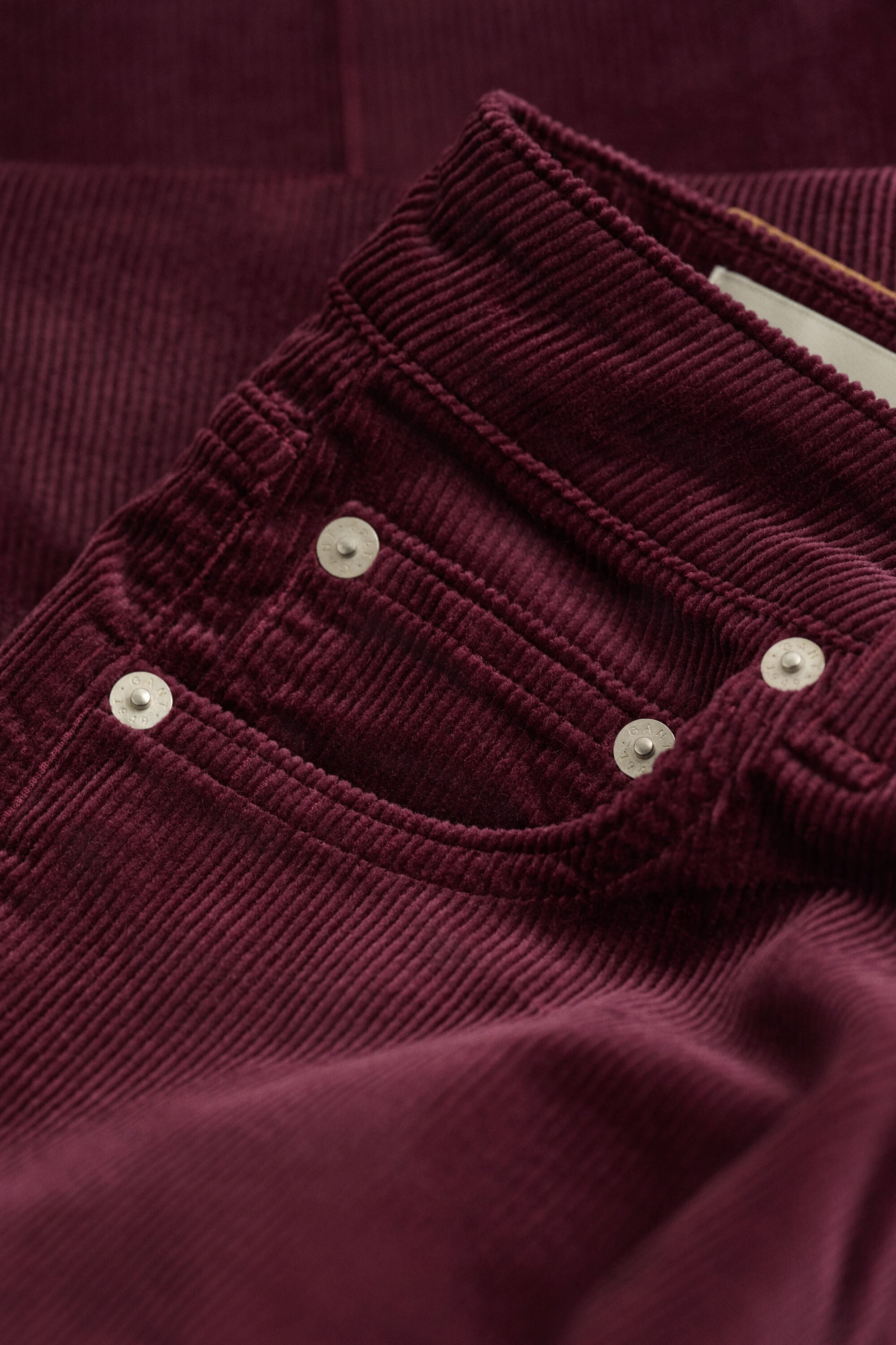 Cordjeans mit ausgestelltem Bein