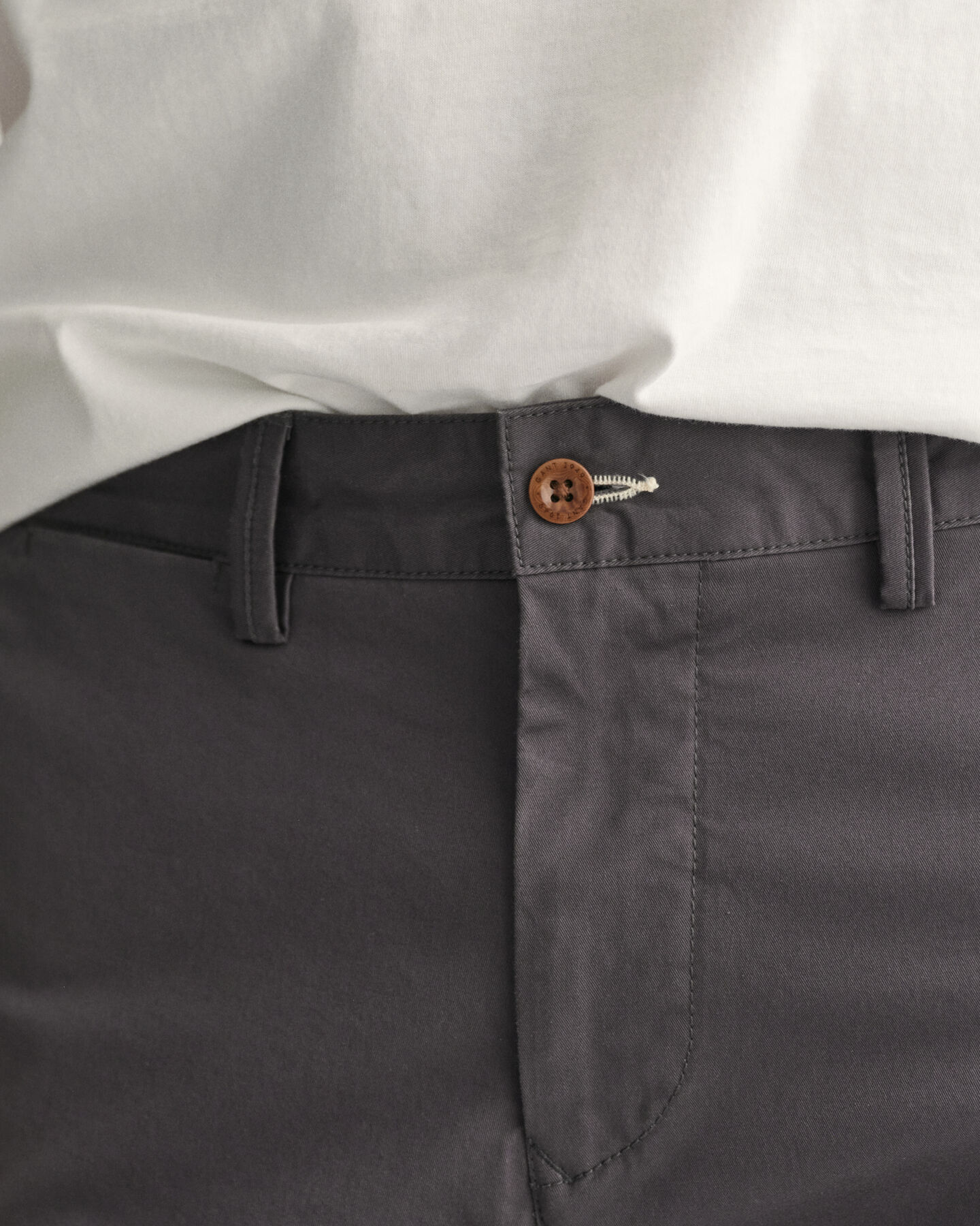 Schmal zulaufende Twill Chinohose