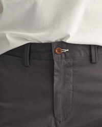 Schmal zulaufende Twill Chinohose