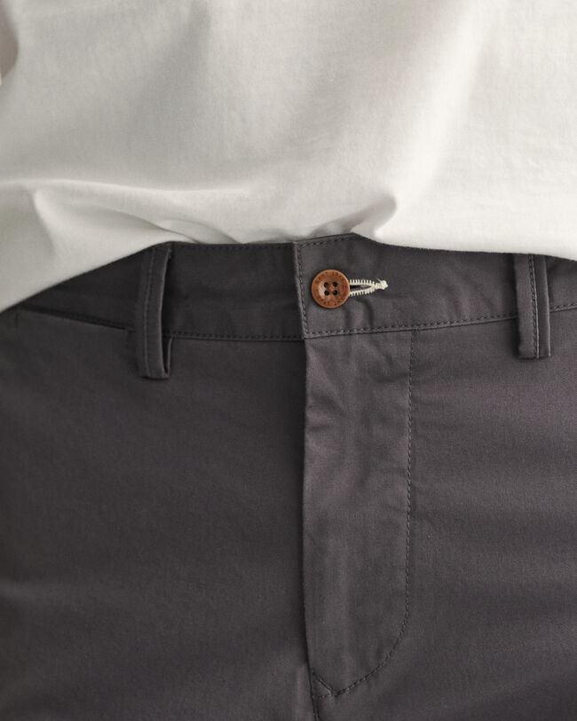 Schmal zulaufende Twill Chinohose