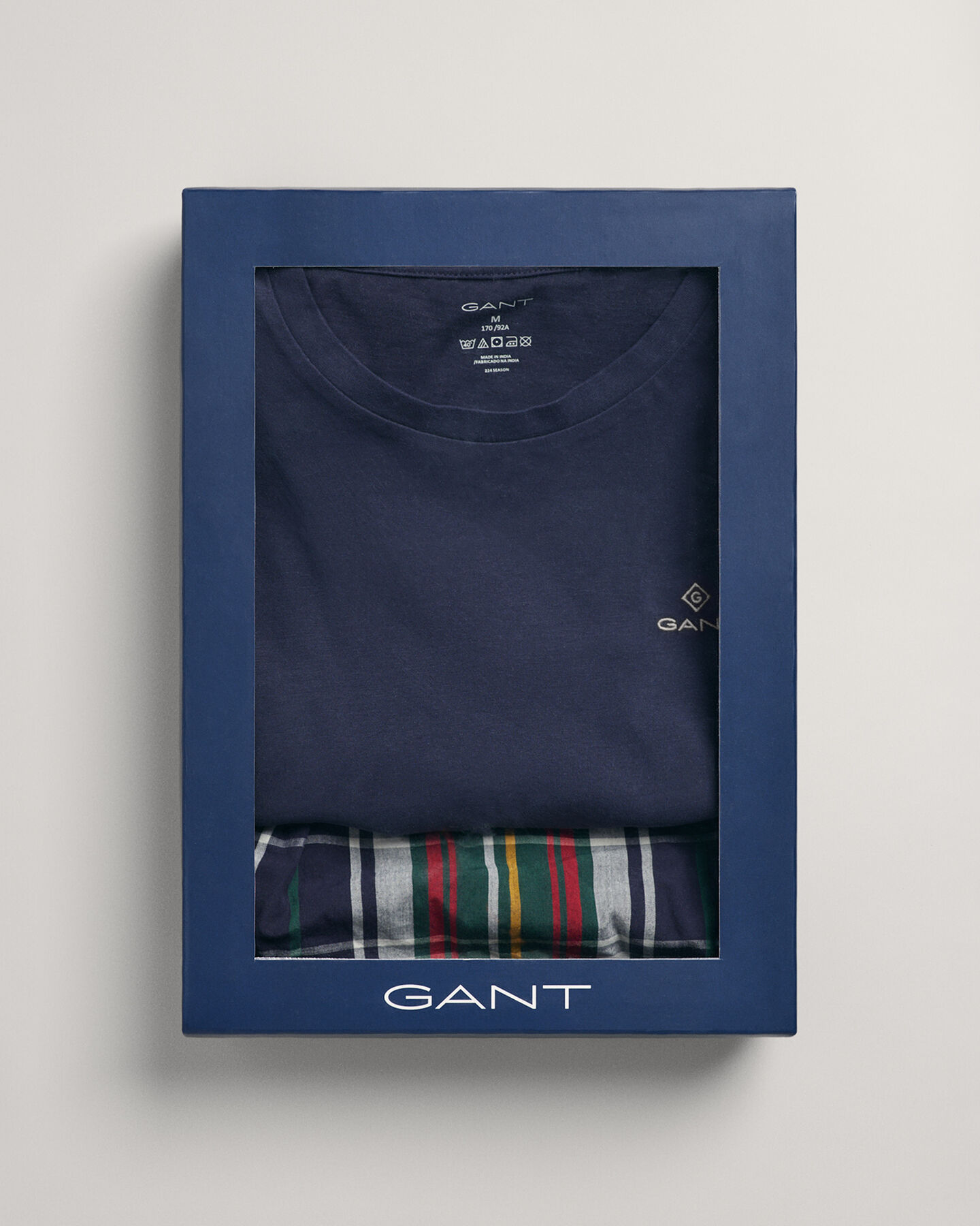 Karierter Pyjama mit T-Shirt in Geschenkbox