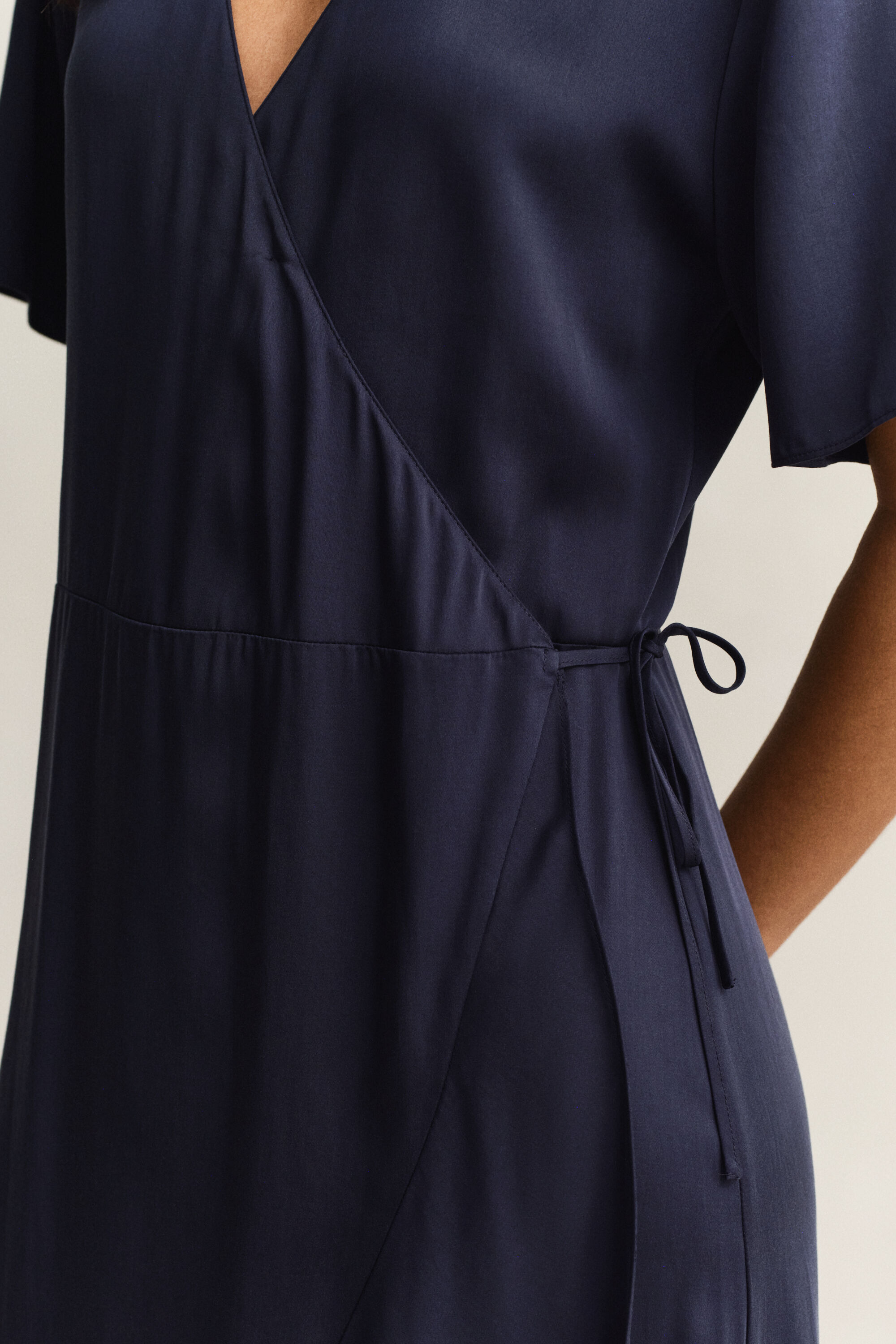 Wickelkleid mit Rüschen