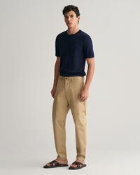 Schmal zulaufende Twill Chinohose