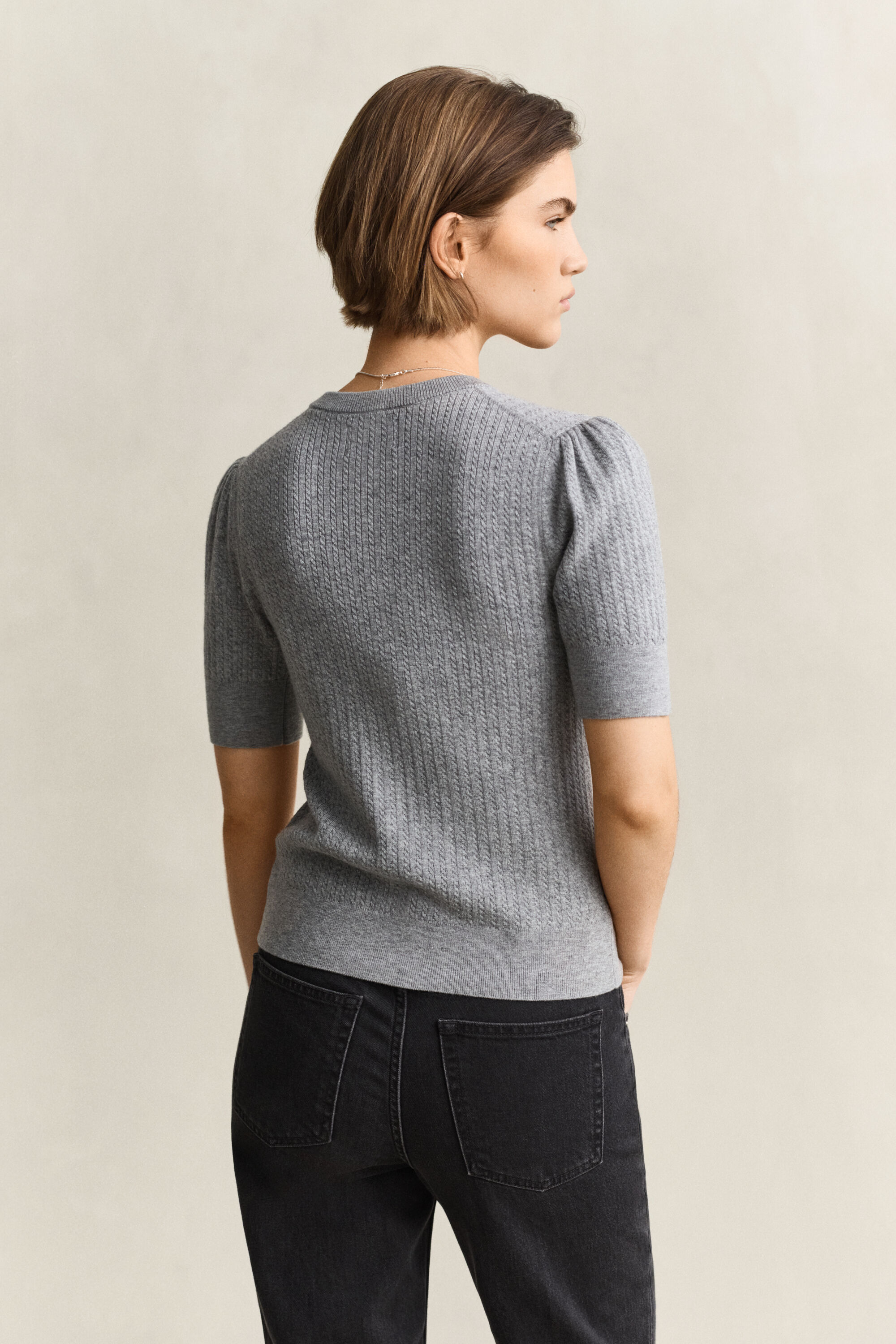 Kurzarmstrickjacke mit Zopfmuster