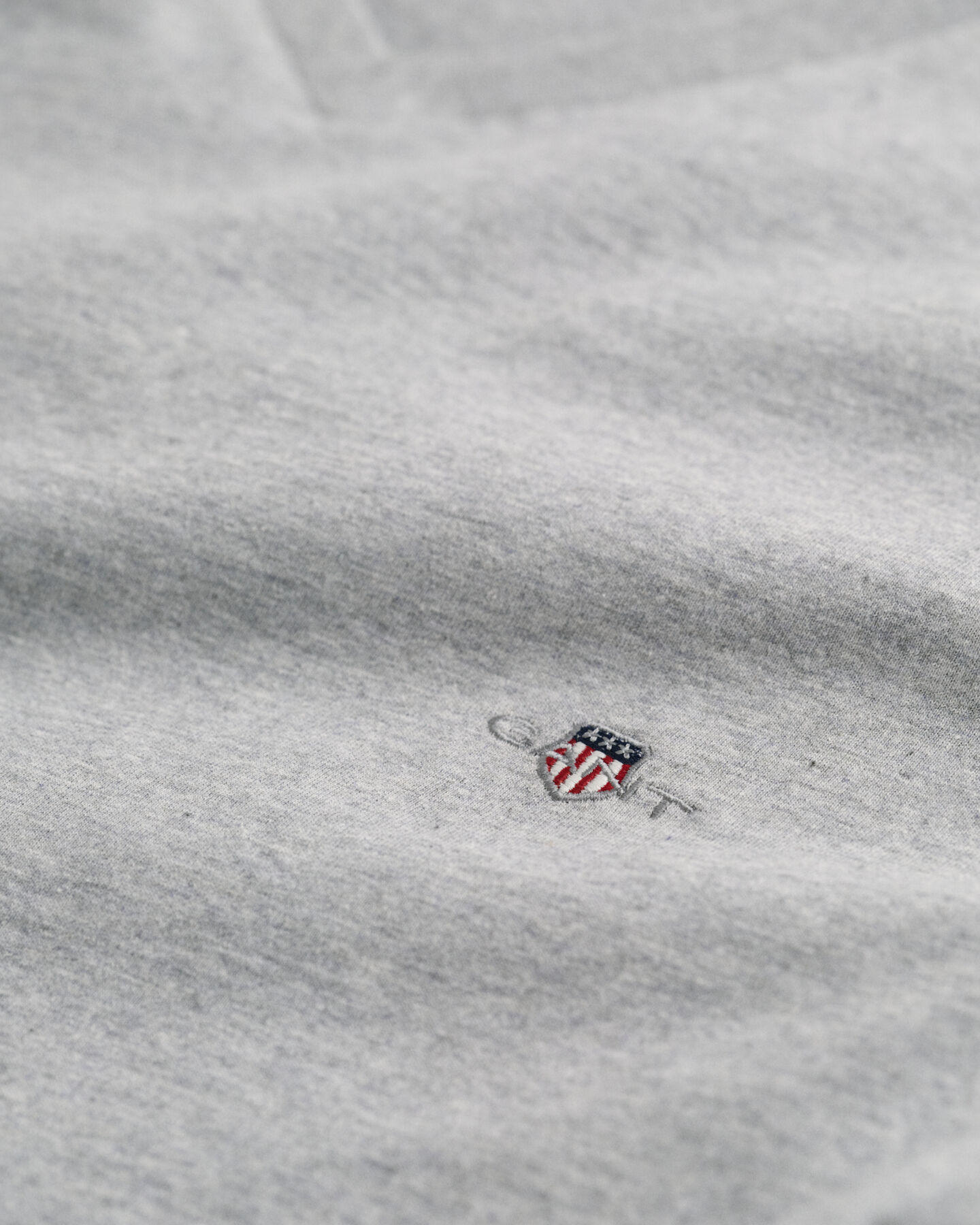 Slim Fit Shield T-Shirt mit V-Ausschnitt