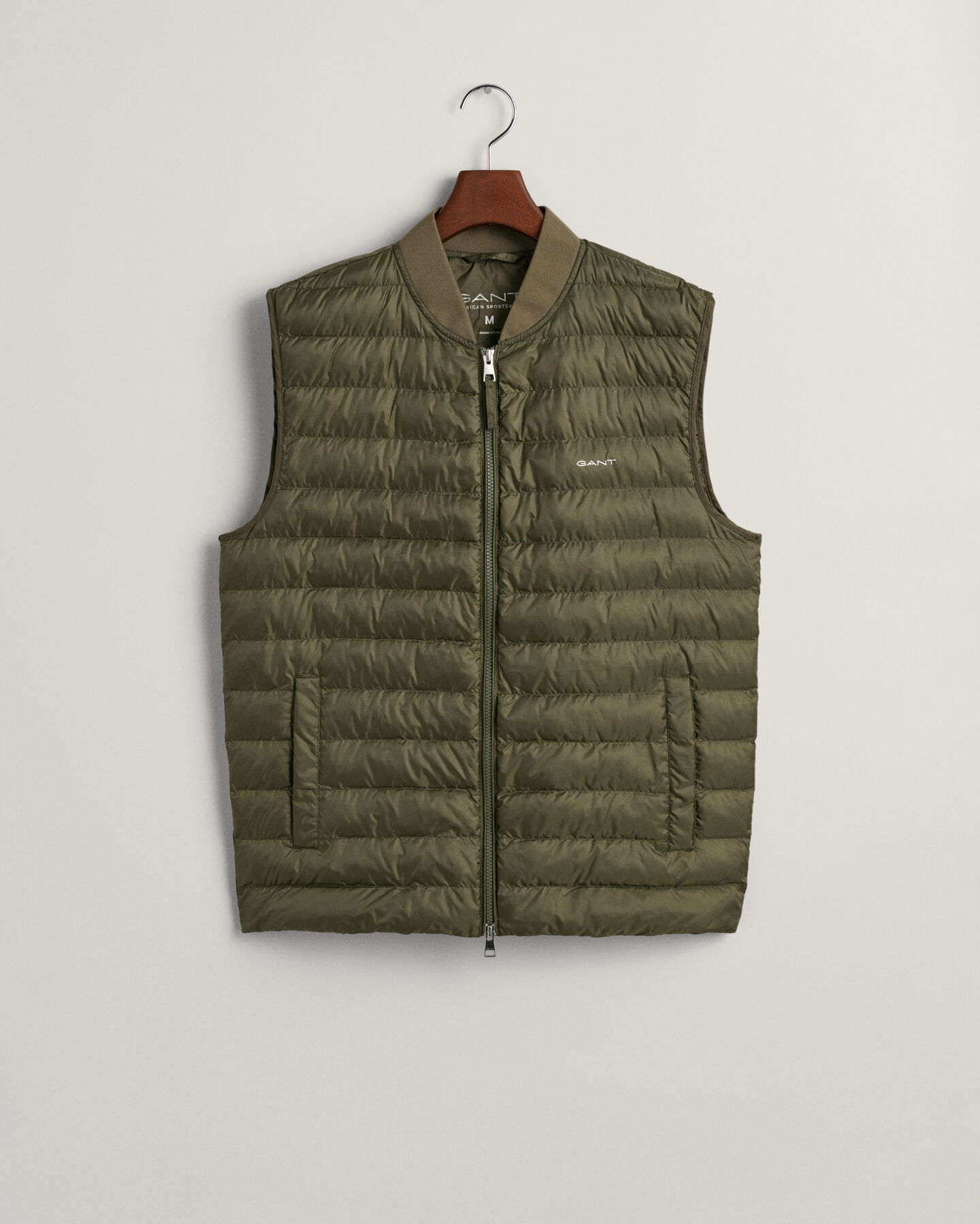 Leichte Steppweste im Bomberstil