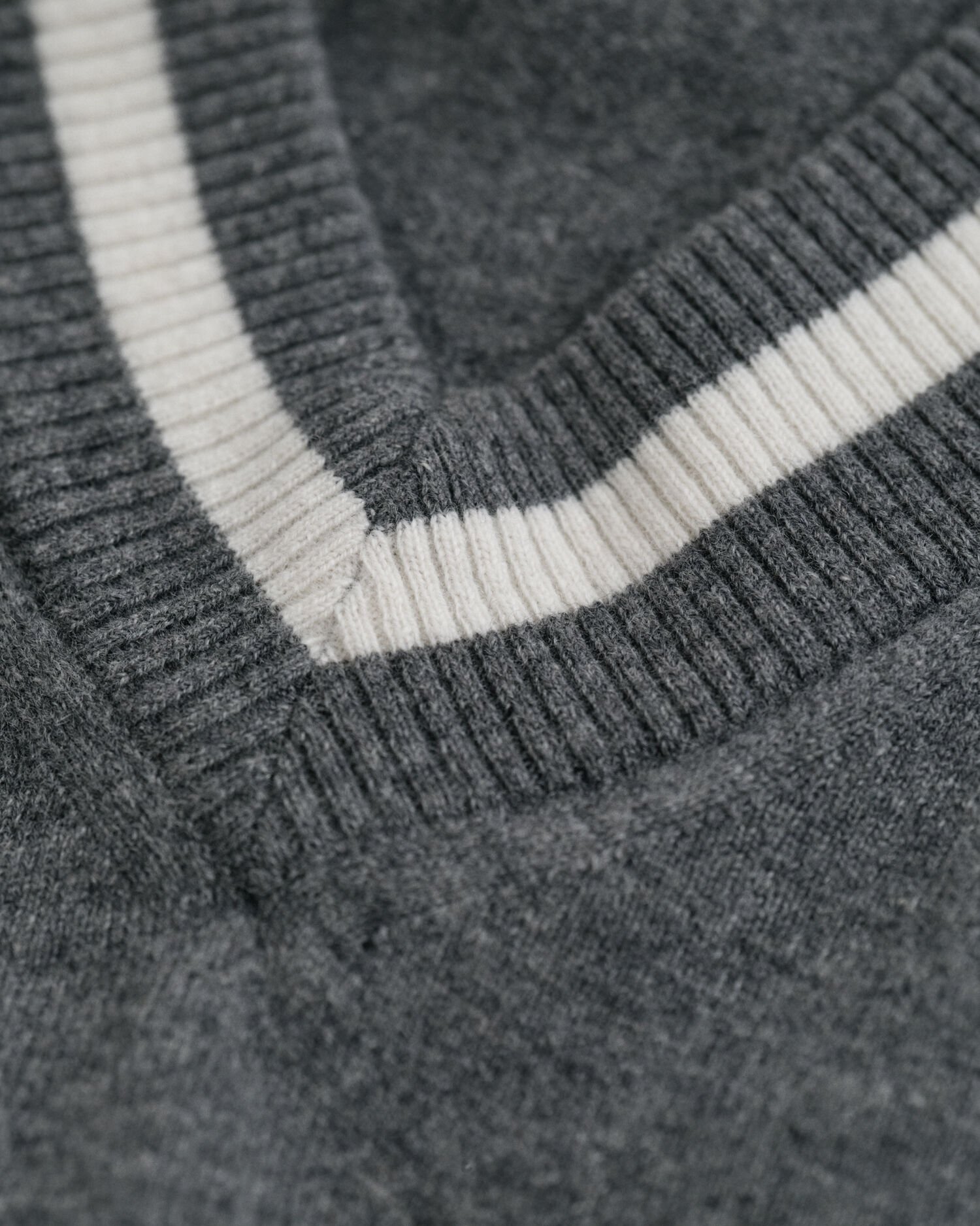 Superfine Lambswool V-Neck Pullover mit Kontrast