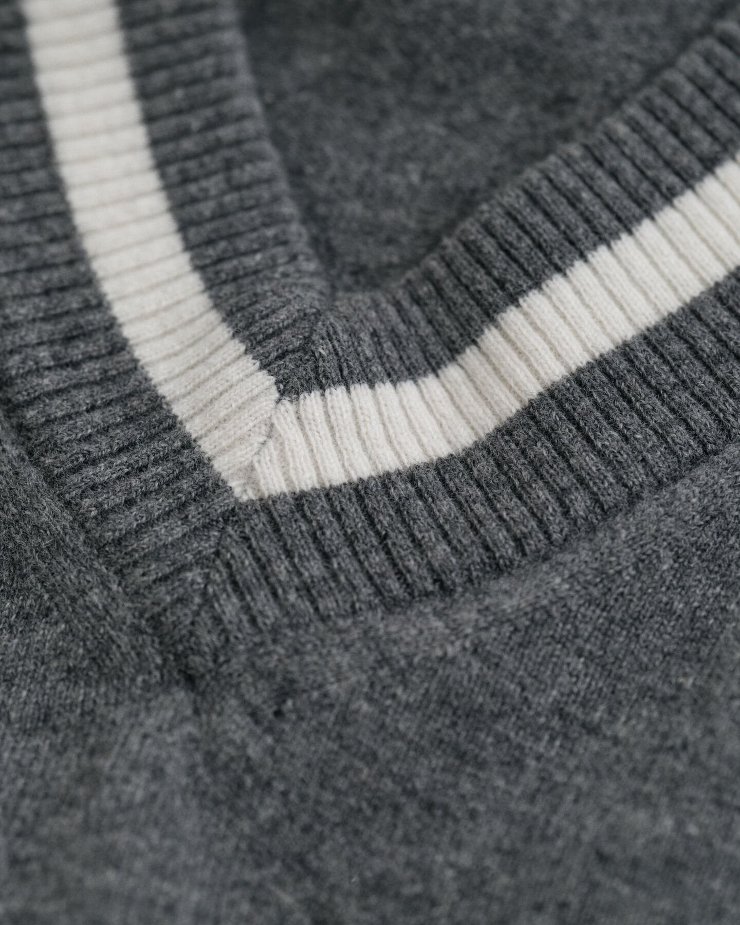 Superfine Lambswool V-Neck Pullover mit Kontrast