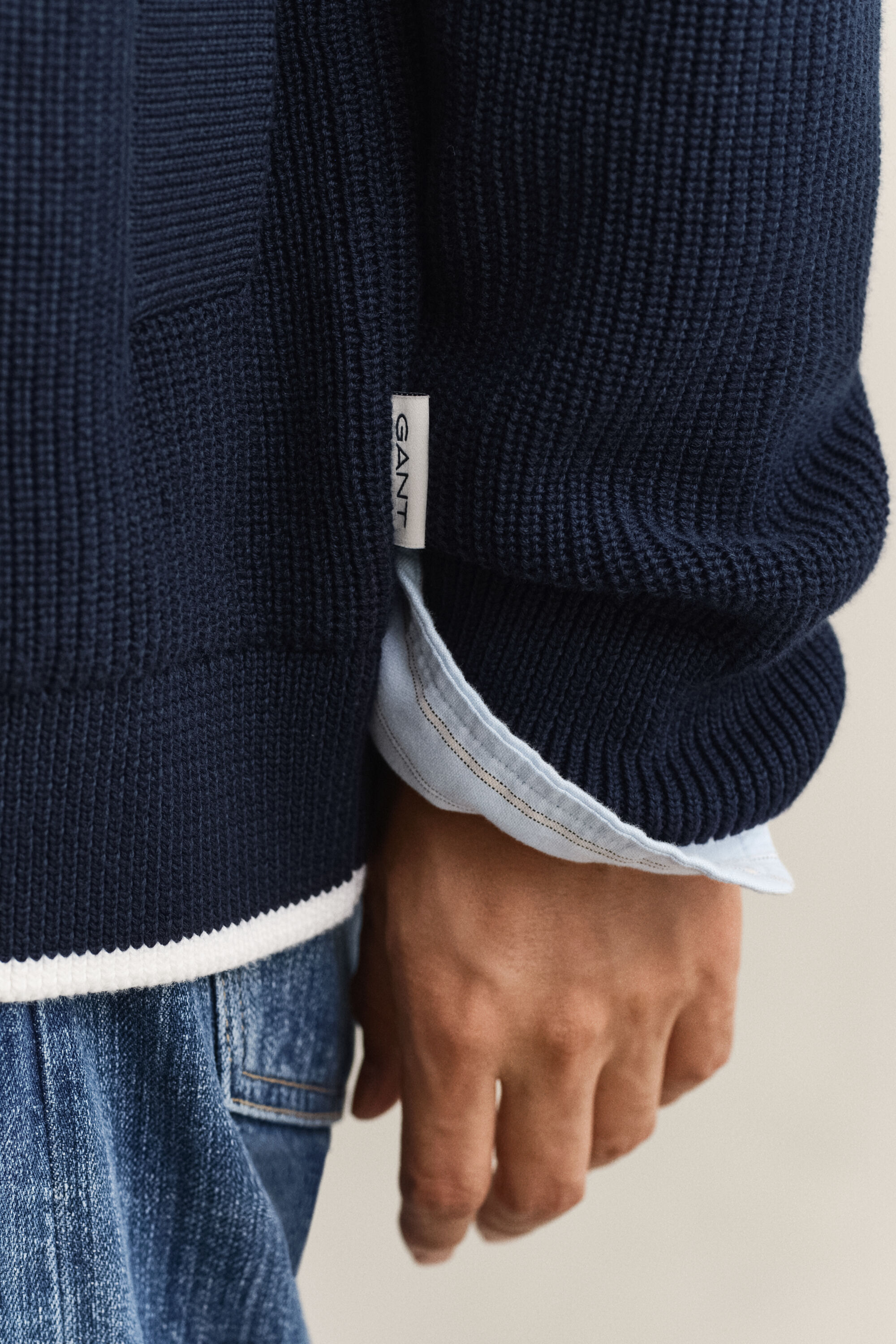 Gerippte Strickjacke zum Knöpfen