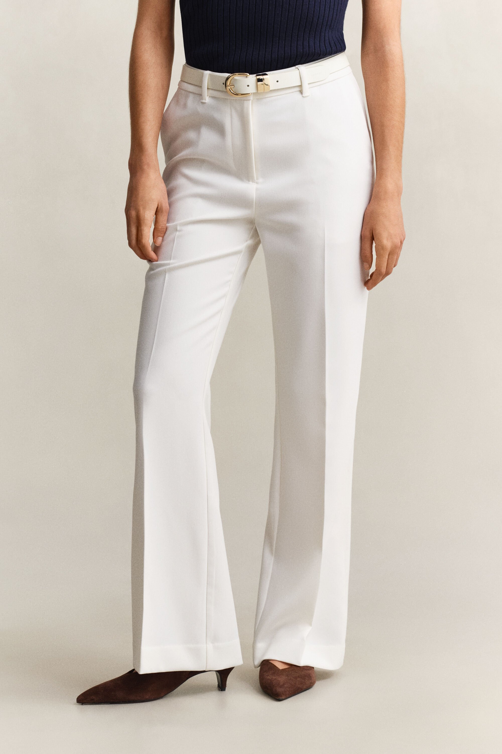 Slacks mit ausgestelltem Bein