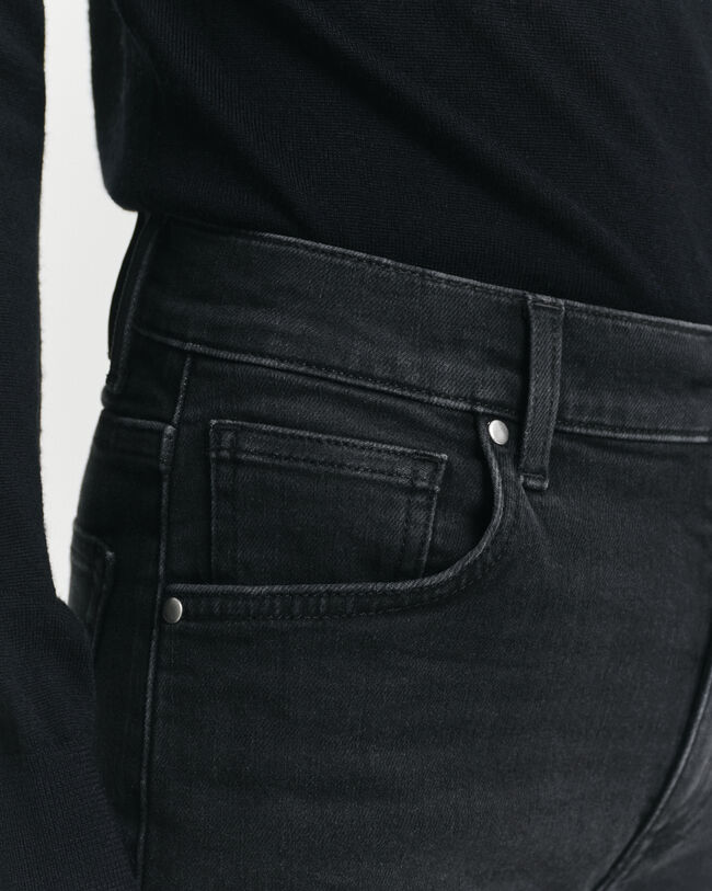 Verkürzte Slim Fit Jeans in Schwarz