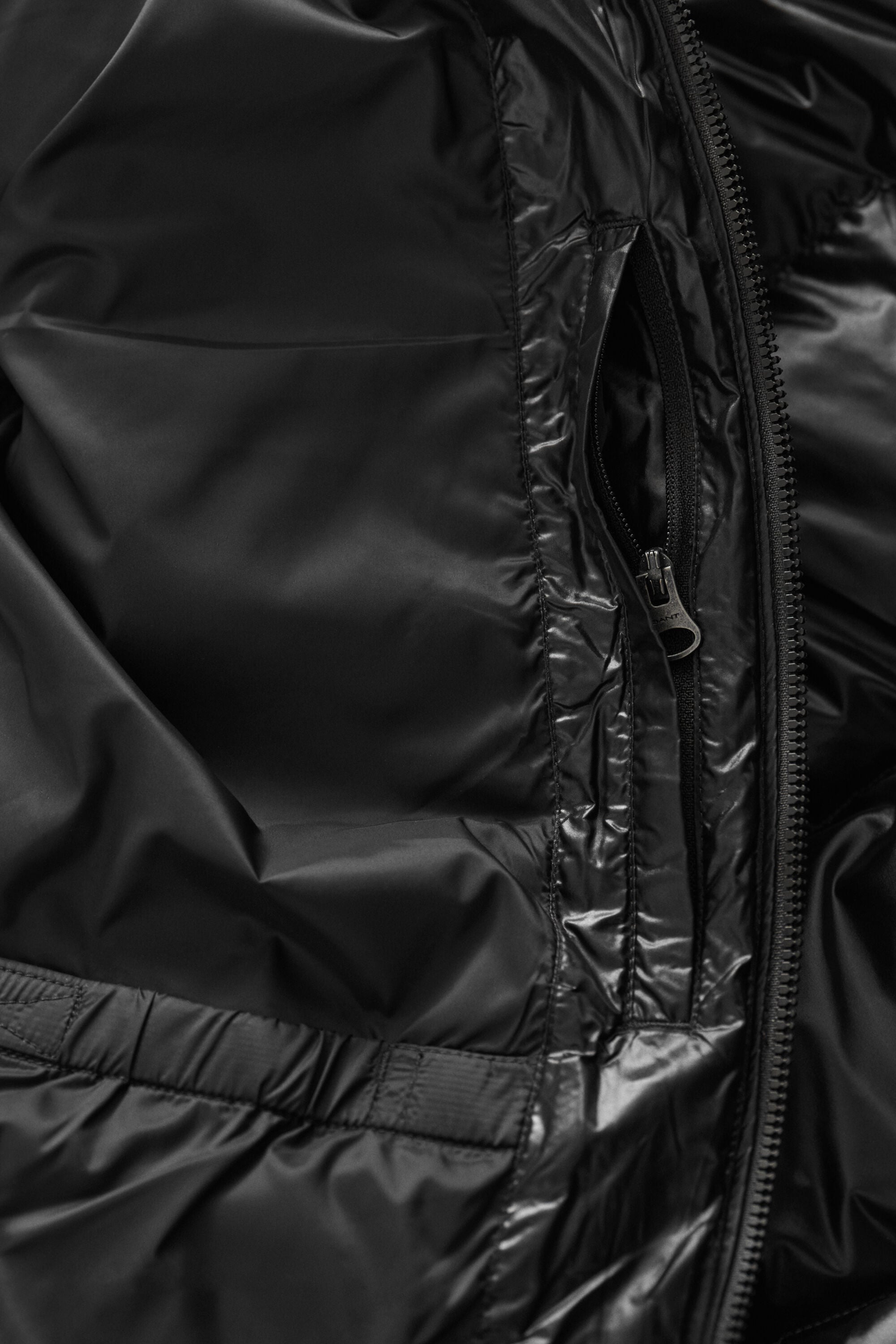 Glänzende Daunenjacke