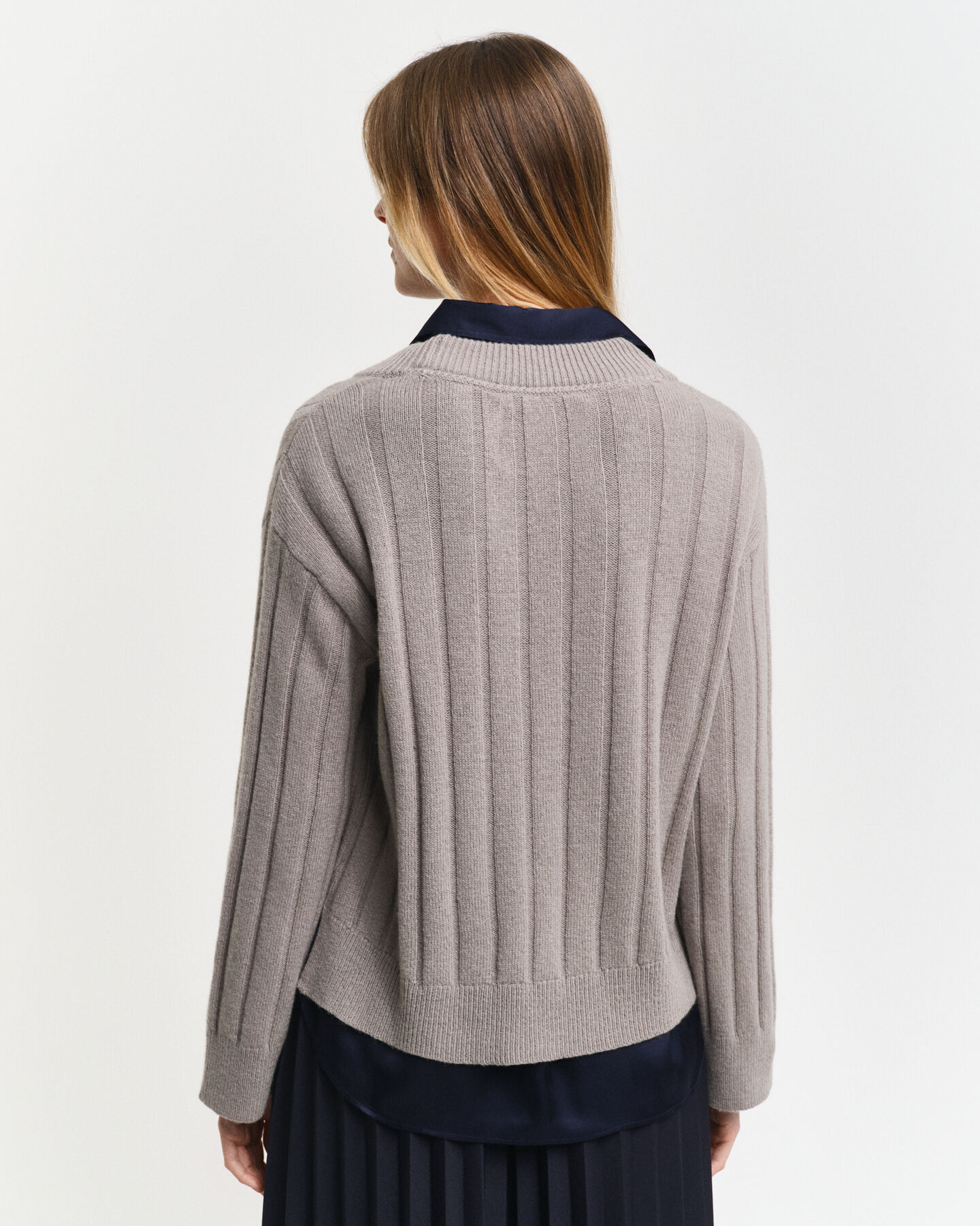 Breit gerippter V-Neck Wollpullover