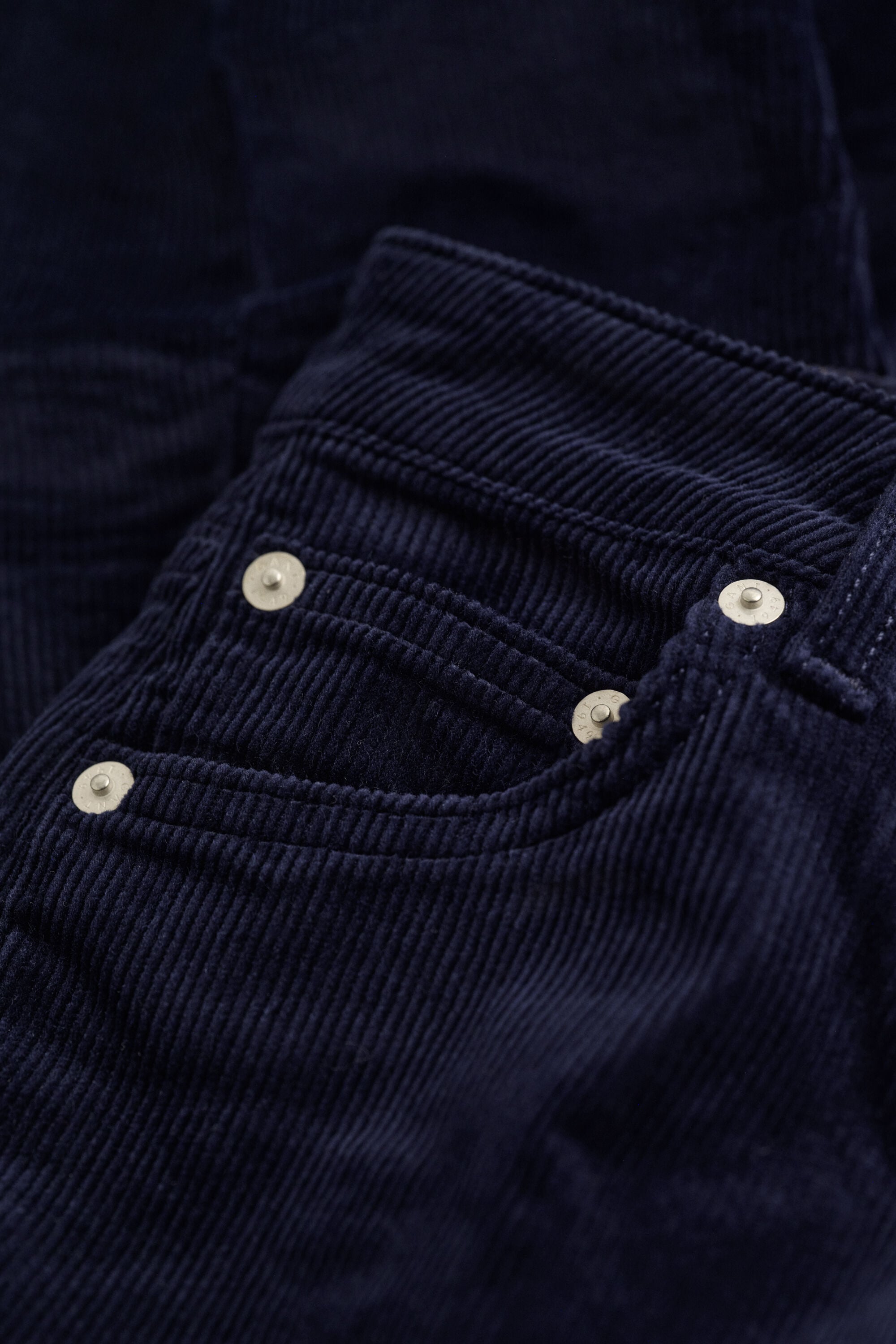 Cordjeans mit ausgestelltem Bein