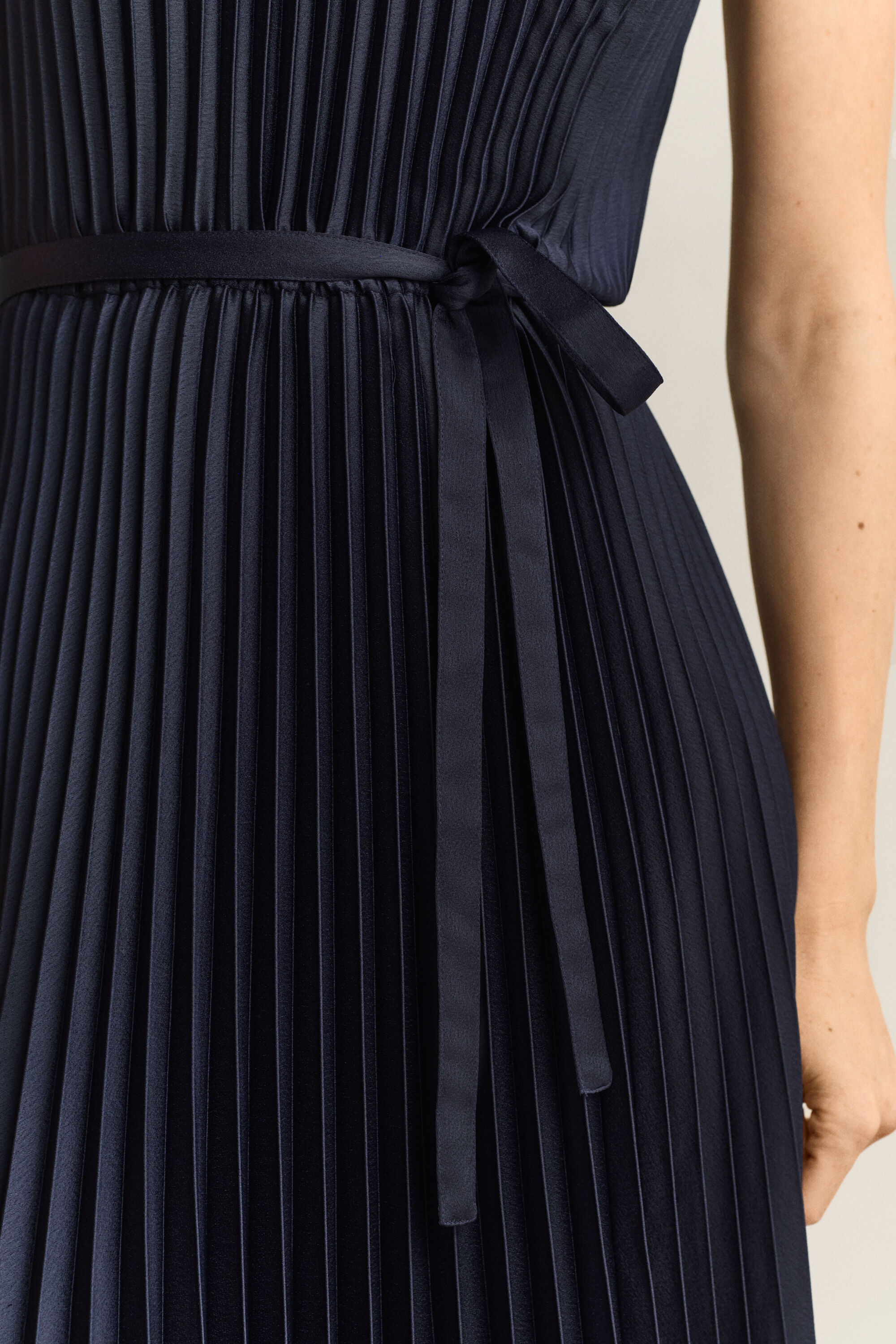 Plissiertes Kleid mit Gürtel