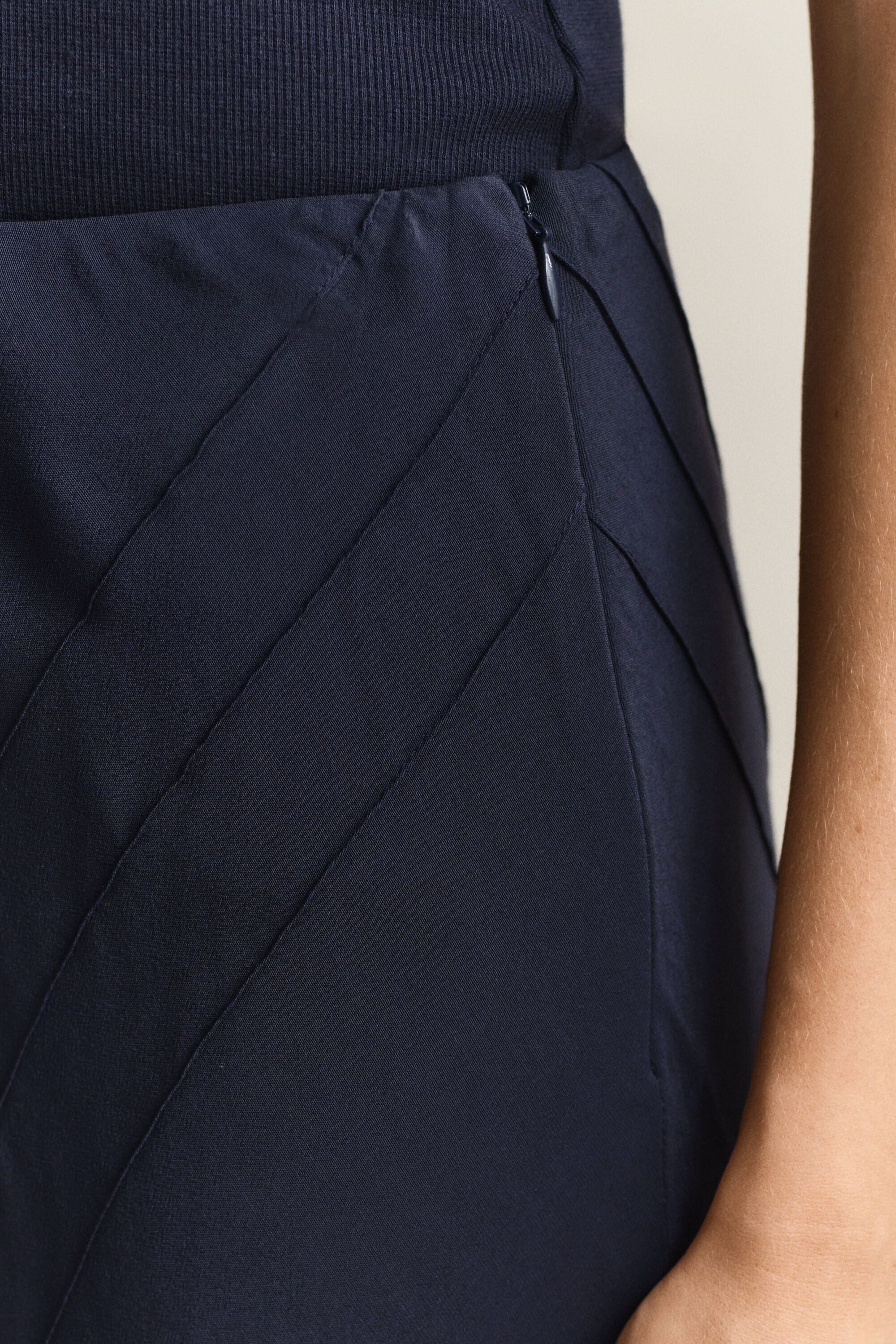 Ausgestellter schräg geschnittener Rock