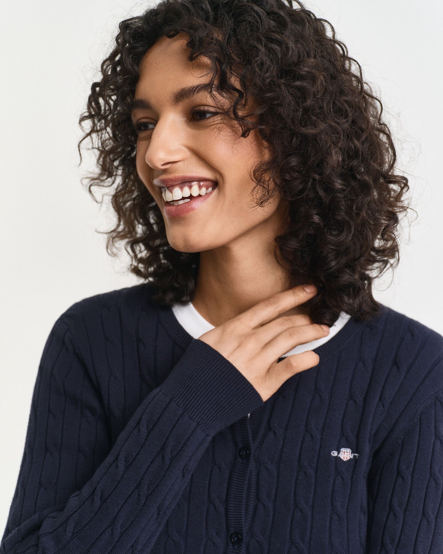 Strickjacke aus Stretch-Baumwolle mit Zopfmuster