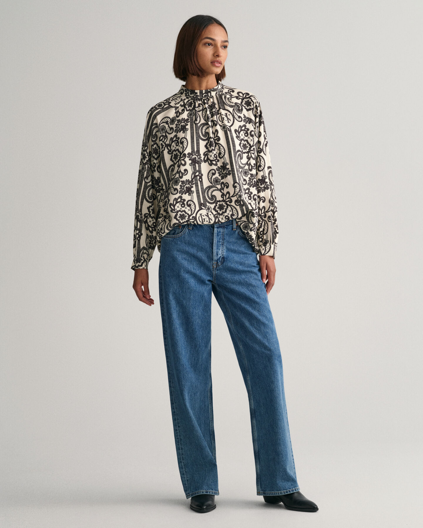 Rollkragenbluse mit Spitzen-Print