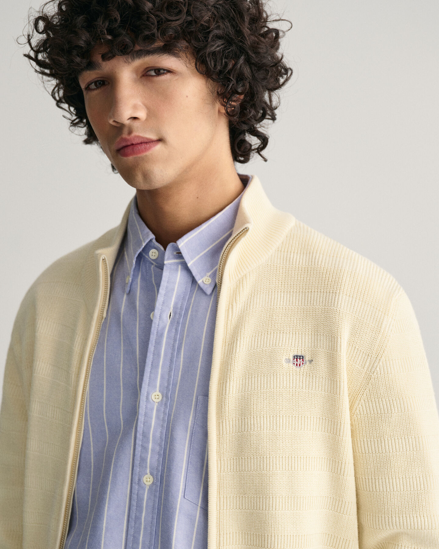 Gestreifte Strickjacke aus strukturierter Baumwolle mit Rei&szlig;verschluss