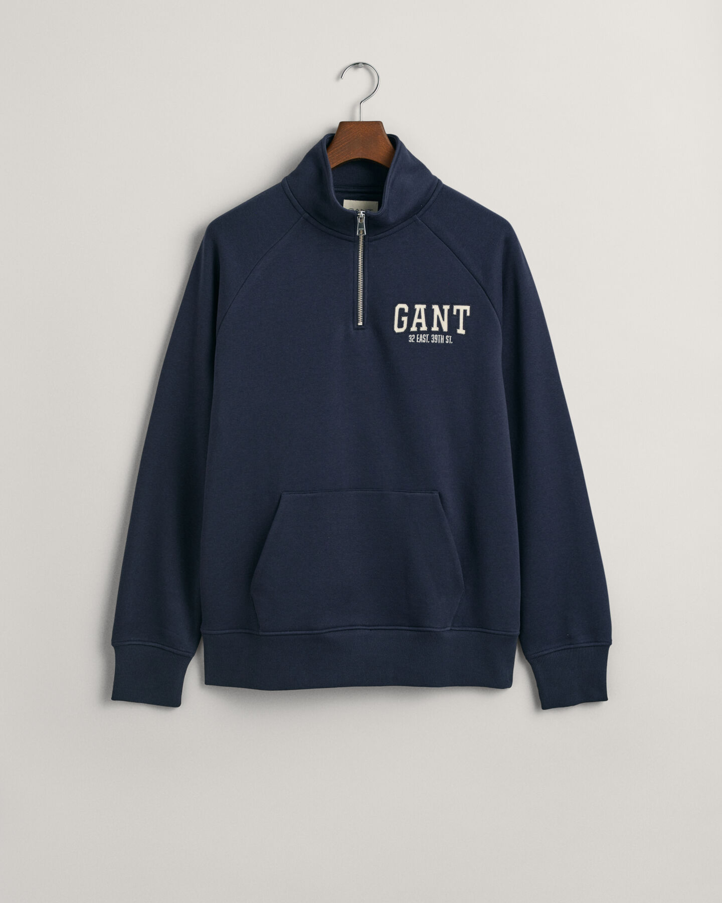 GANT Arch Graphic Sweatshirt mit Rei&szlig;verschlusskragen