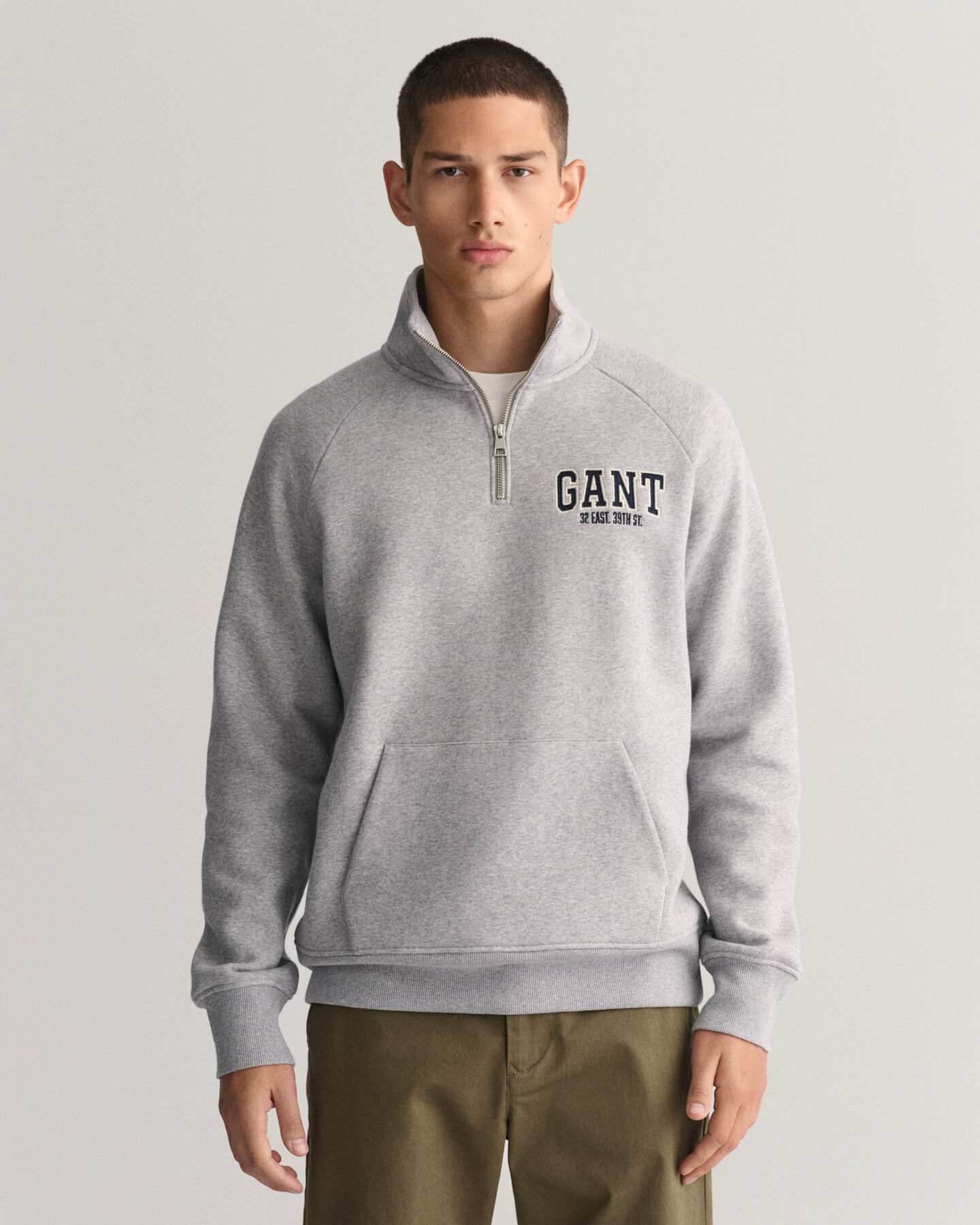 GANT Arch Graphic Sweatshirt mit Rei&szlig;verschlusskragen