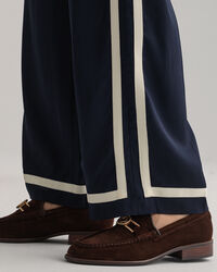 Pull-On Hose aus Satin