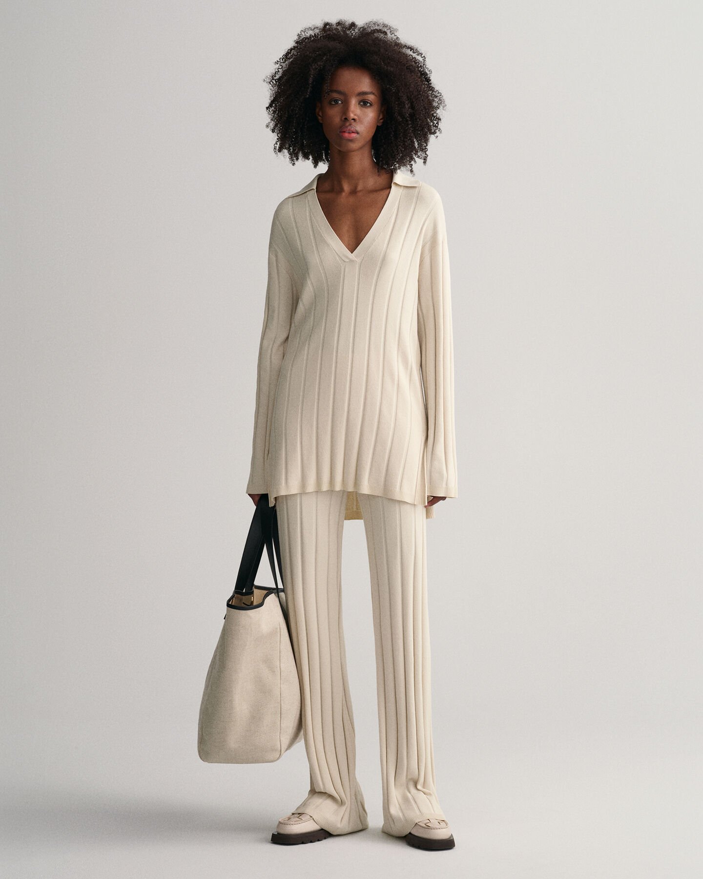 Rippstrickpullover mit offenem Kragen