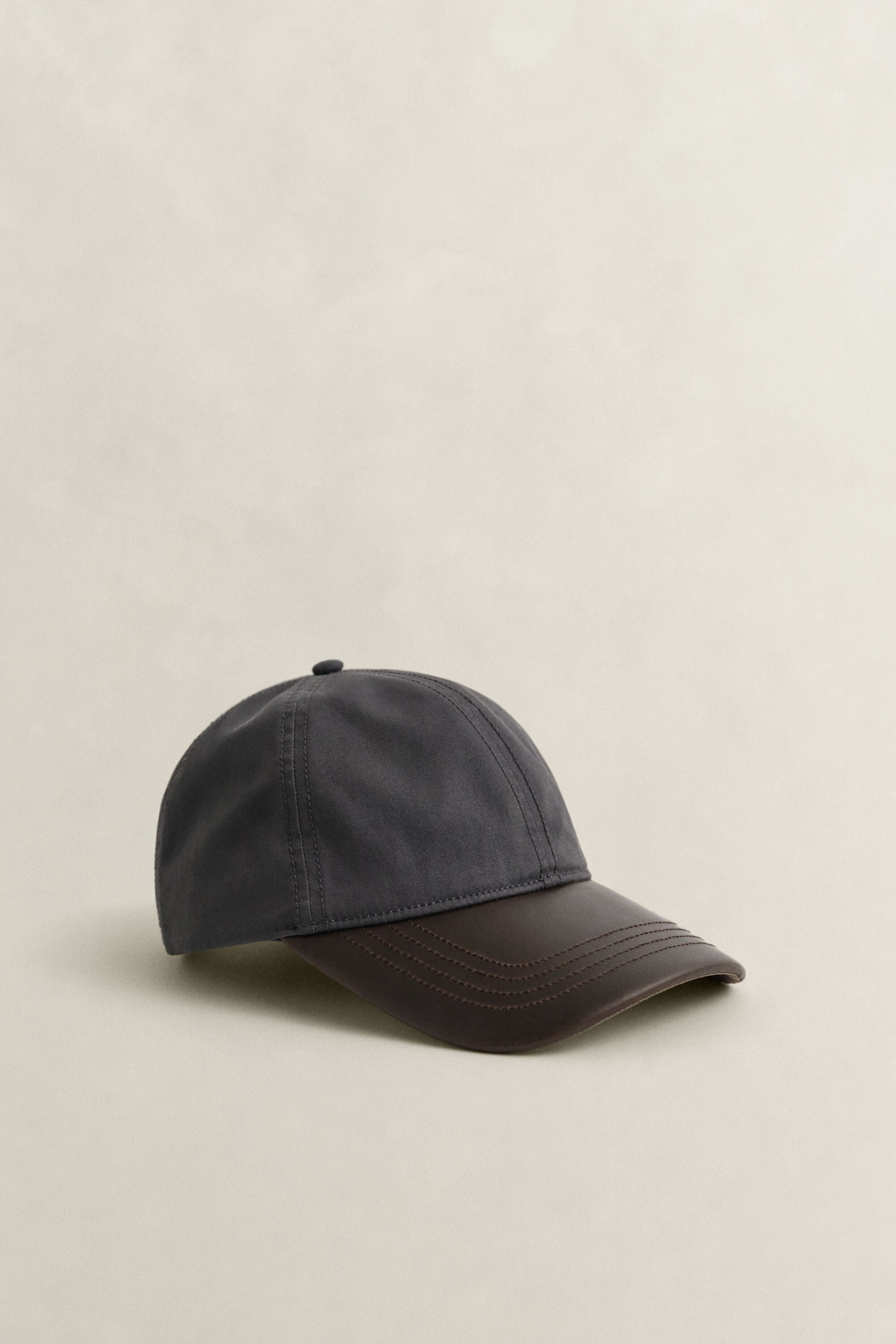 Gewachstes Cap mit Lederschirm