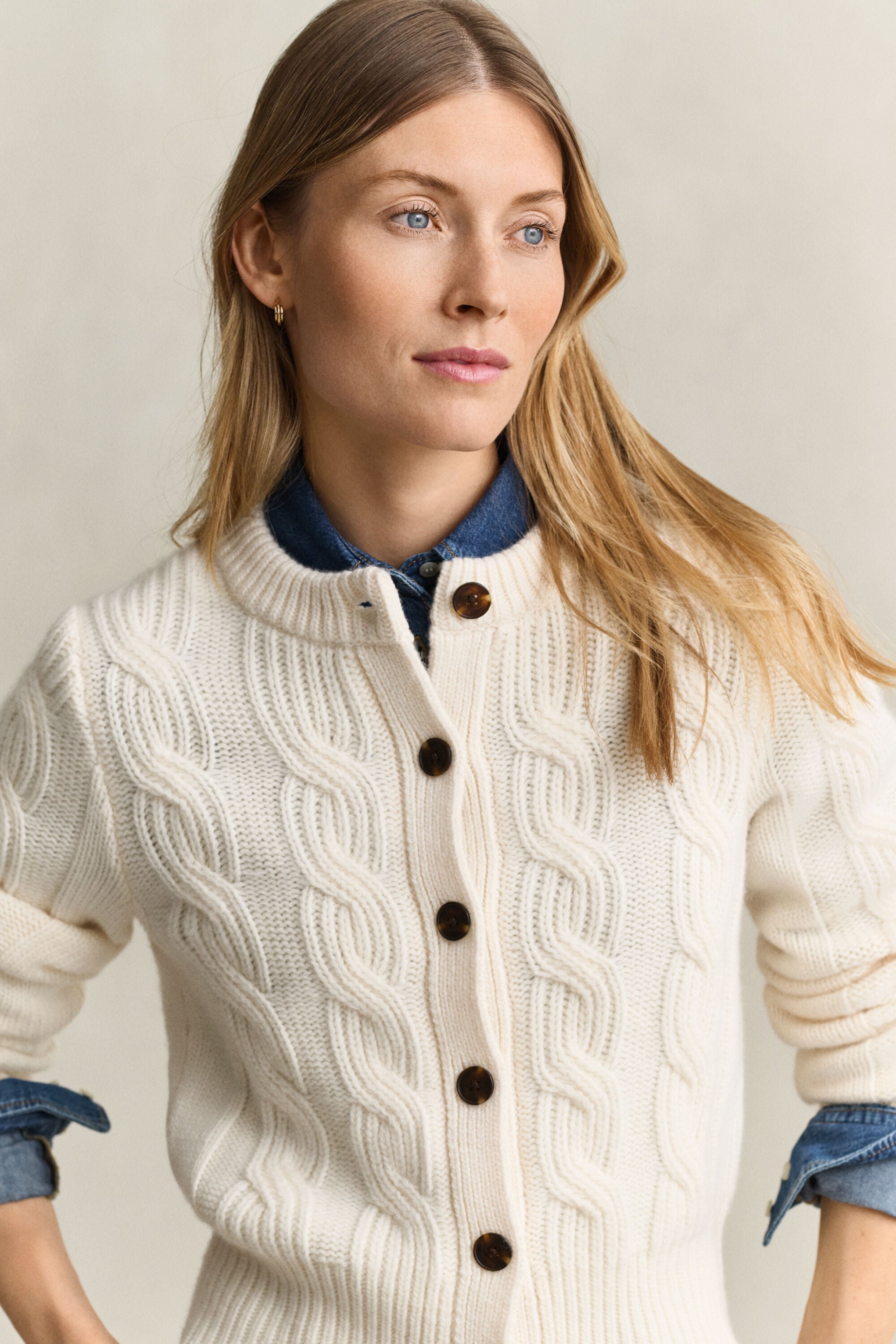 Strickjacke mit Zopfmuster aus Wollmix