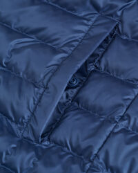 Leichte Steppweste im Bomberstil