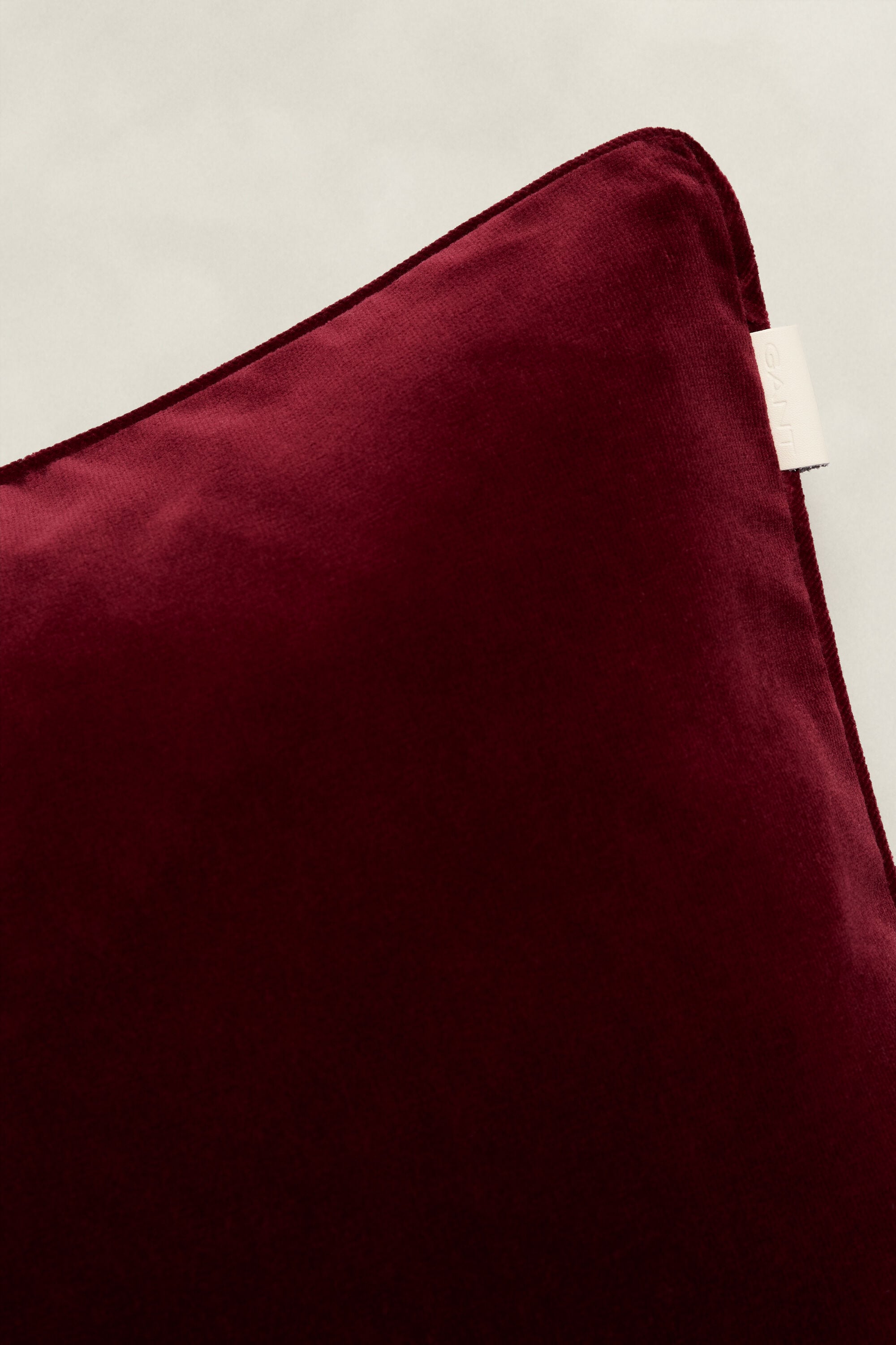 Kissenhülle aus Samt — VIBRANT BURGUNDY