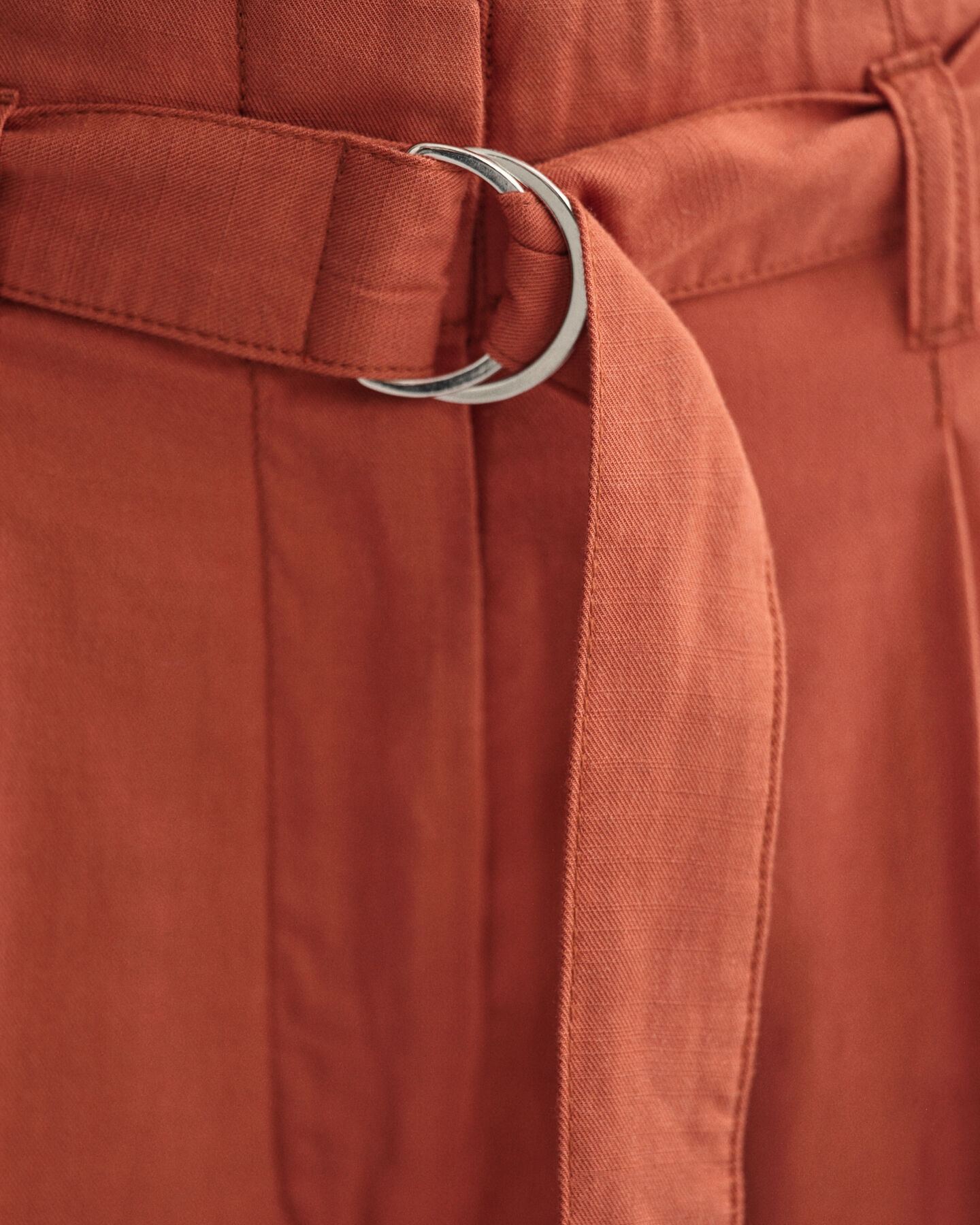 Verk&uuml;rzte Hose mit weitem Bein und G&uuml;rtel