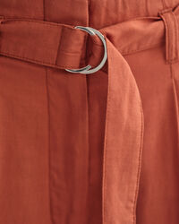 Verk&uuml;rzte Hose mit weitem Bein und G&uuml;rtel