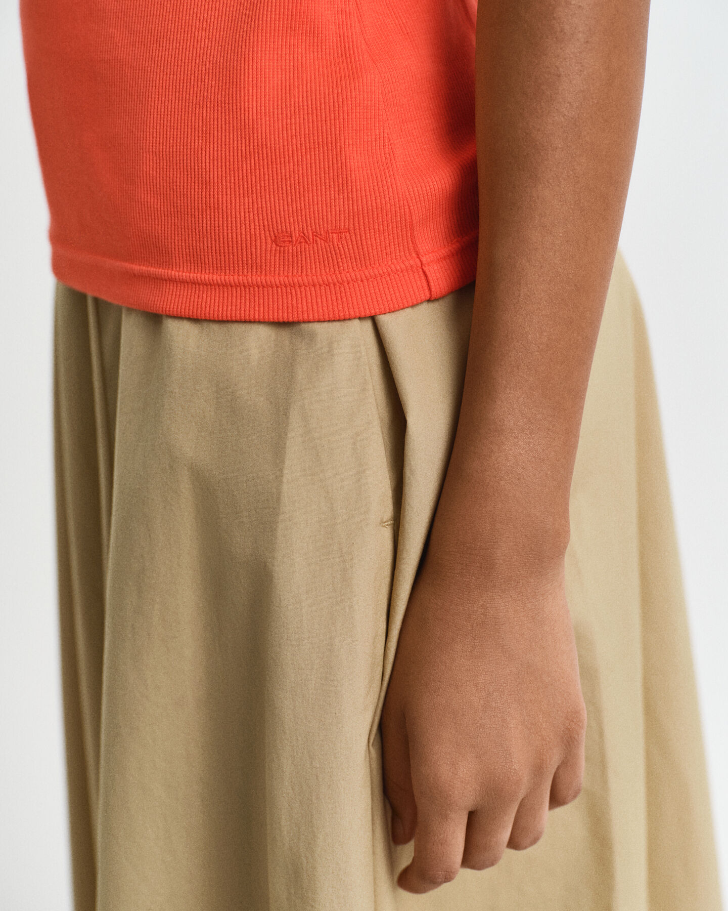 Geripptes Tanktop mit hohem Kragen