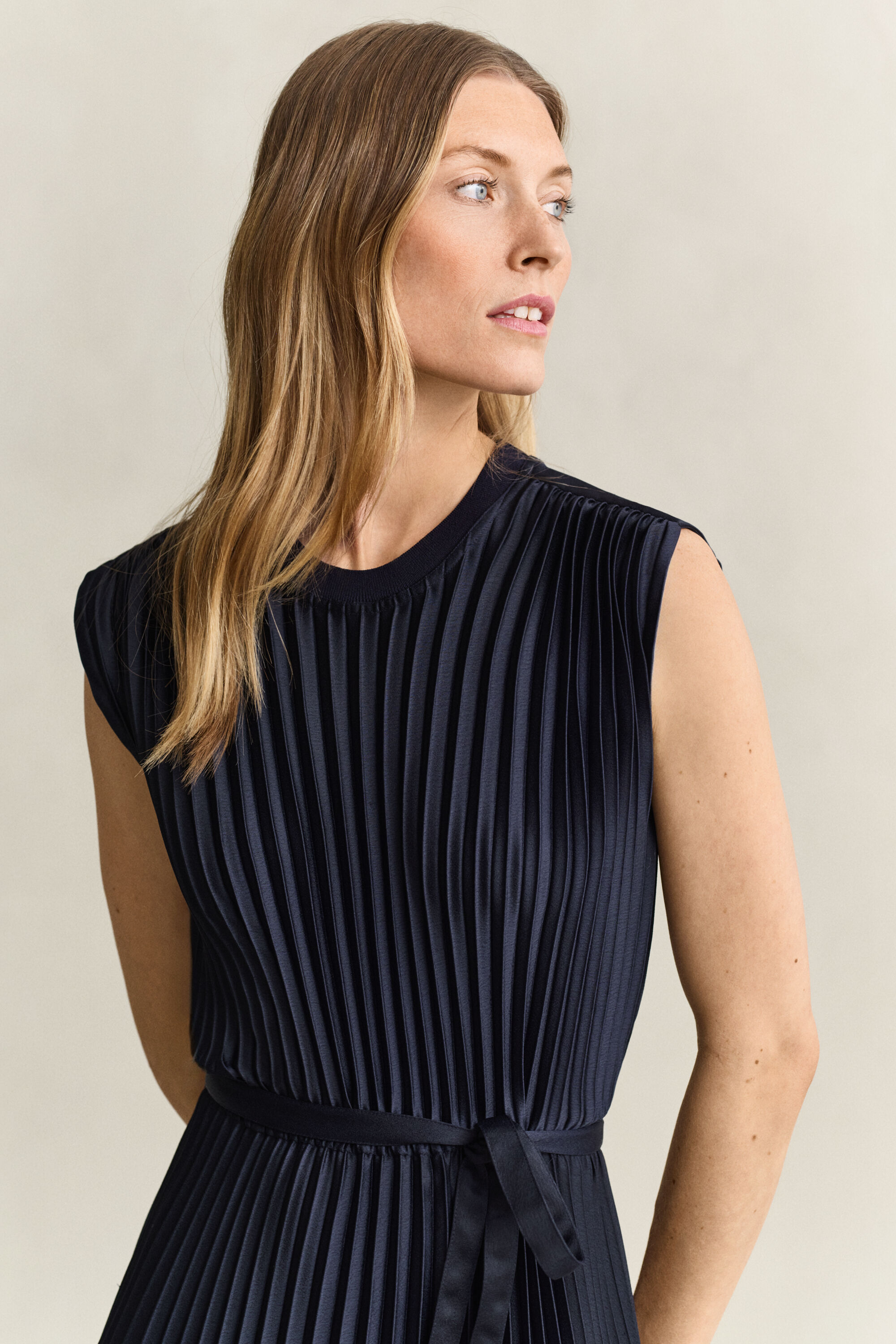 Plissiertes Kleid mit Gürtel