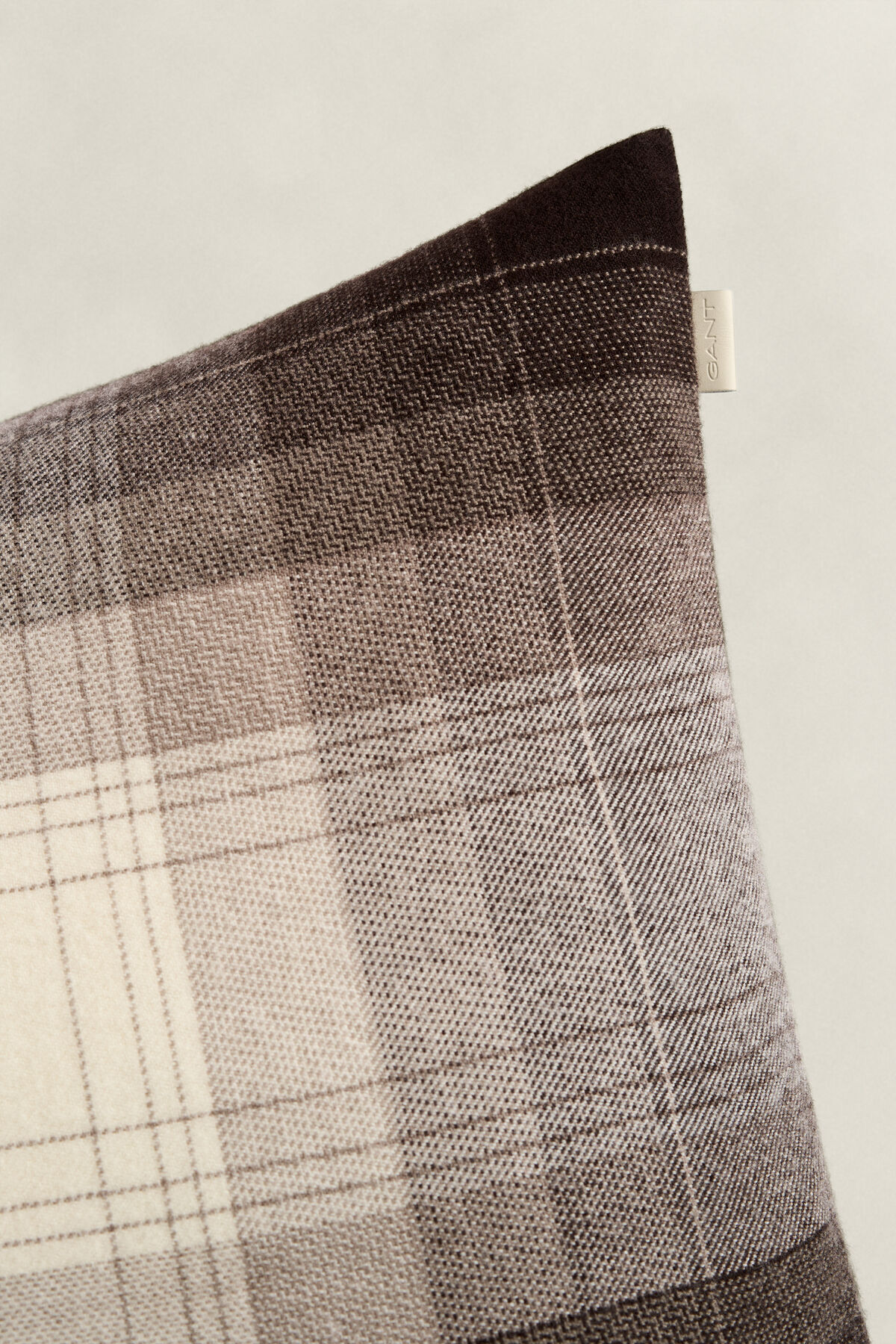 Kissenhülle aus extrafeiner Merinowolle — MIST TAUPE