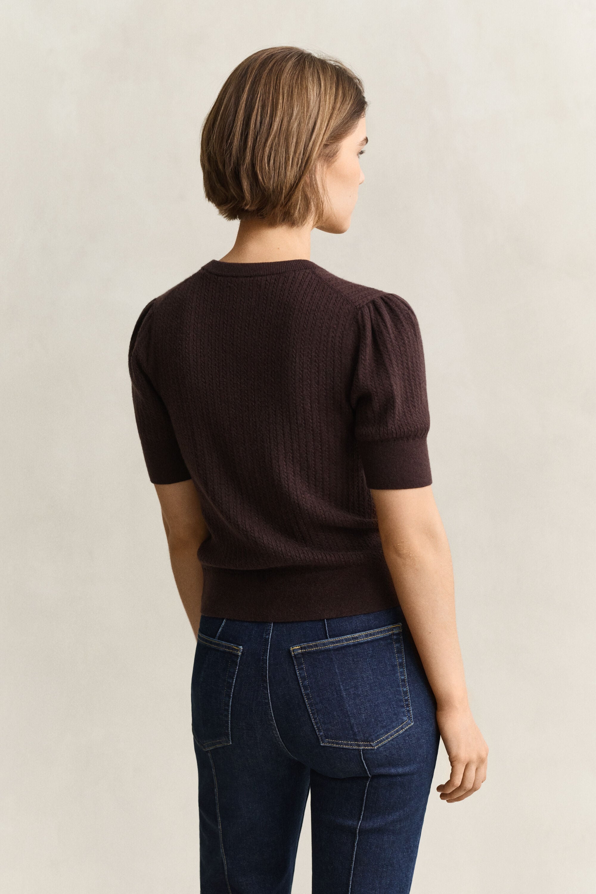 Kurzarmstrickjacke mit Zopfmuster