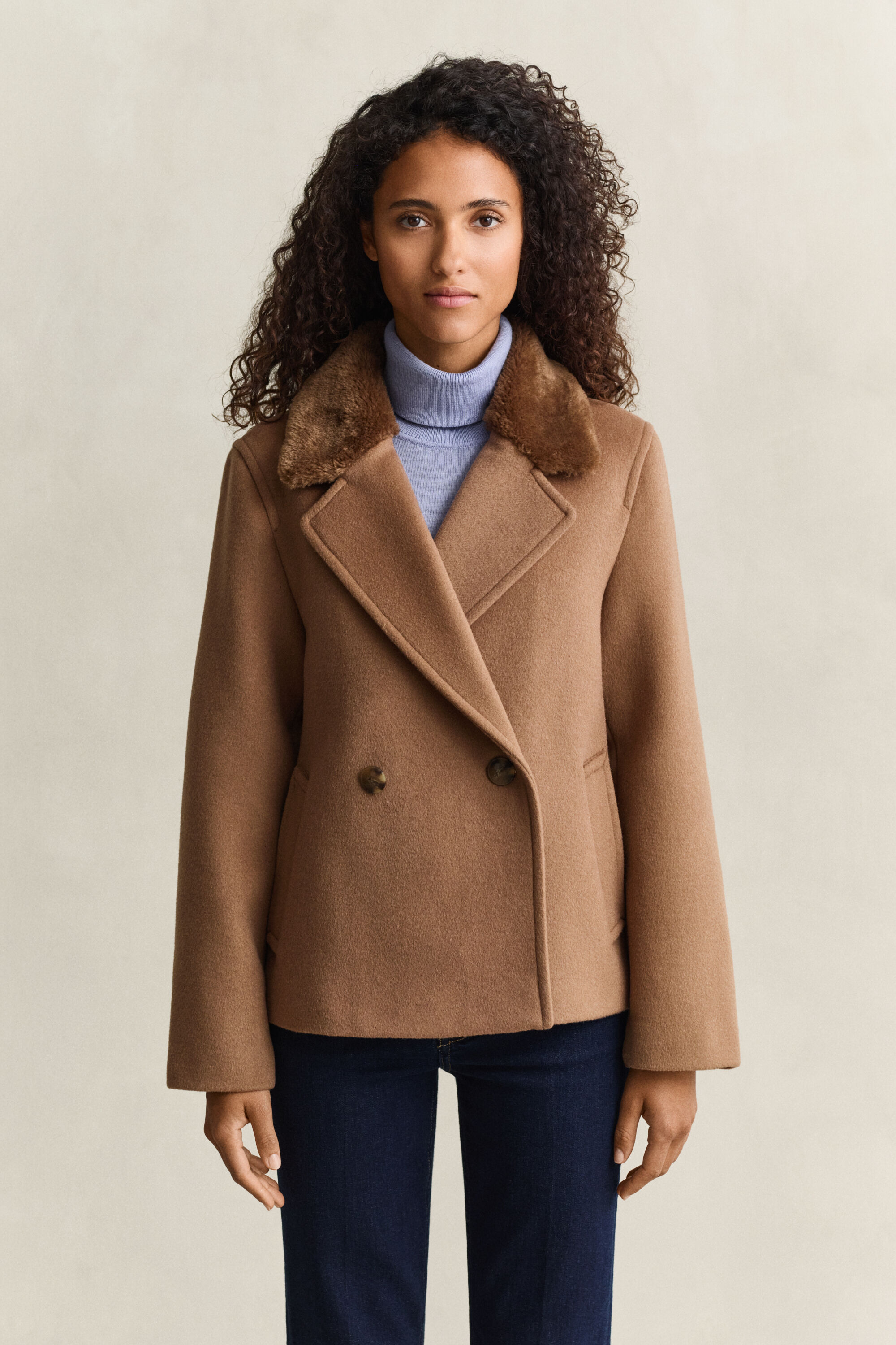 Jacke mit Kragen aus Kunstfell