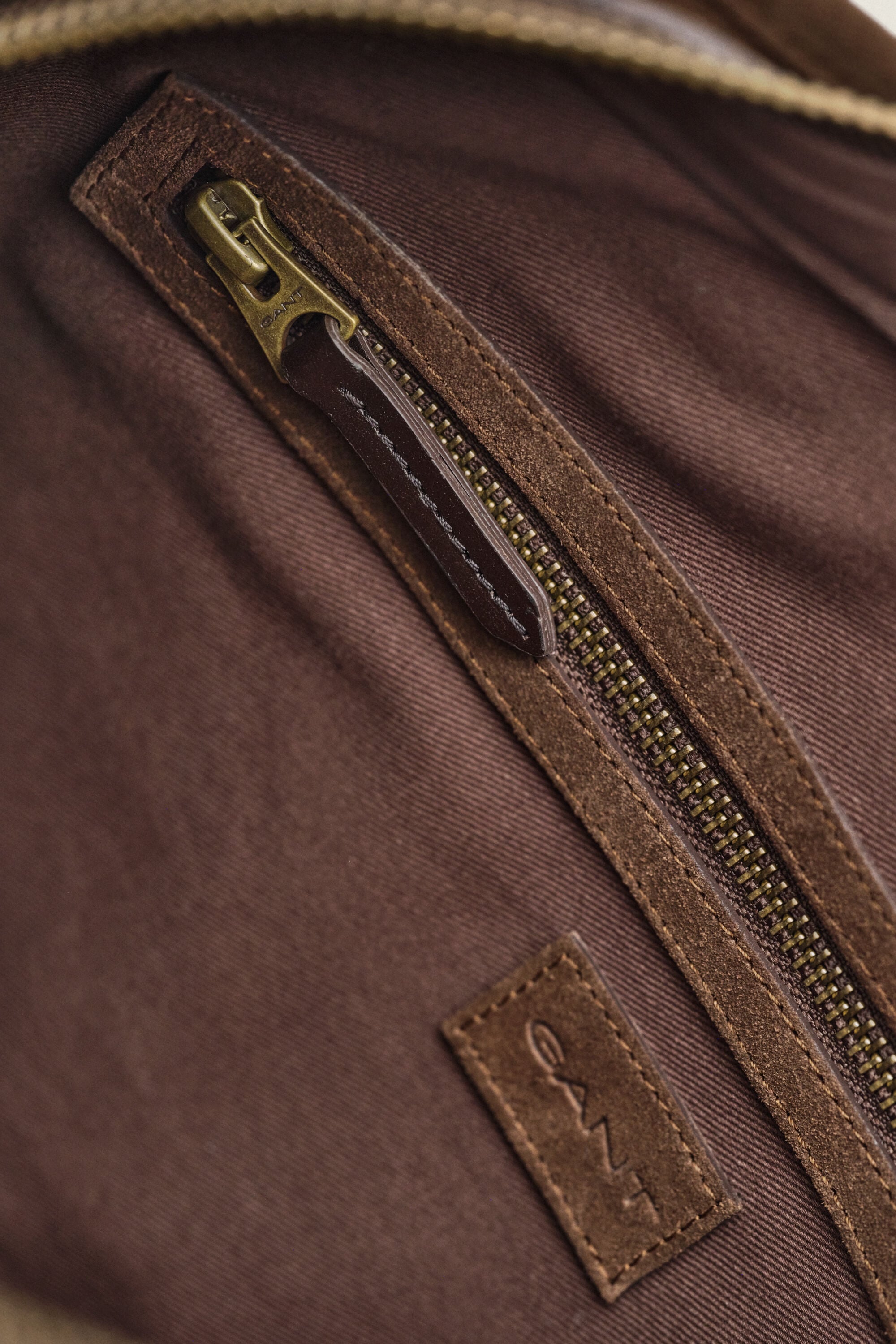 Commuter Bag aus Veloursleder