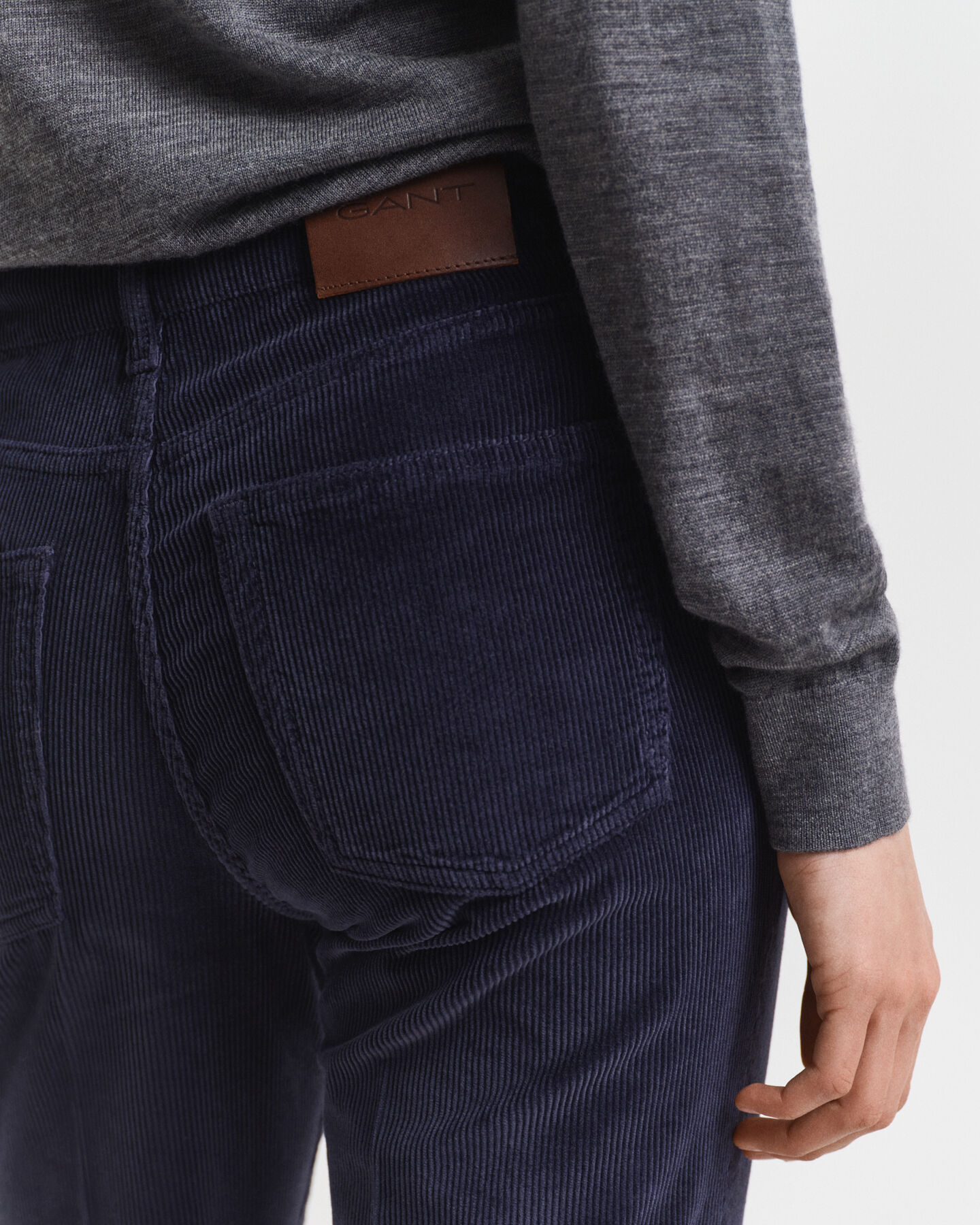 Cordjeans mit ausgestelltem Bein
