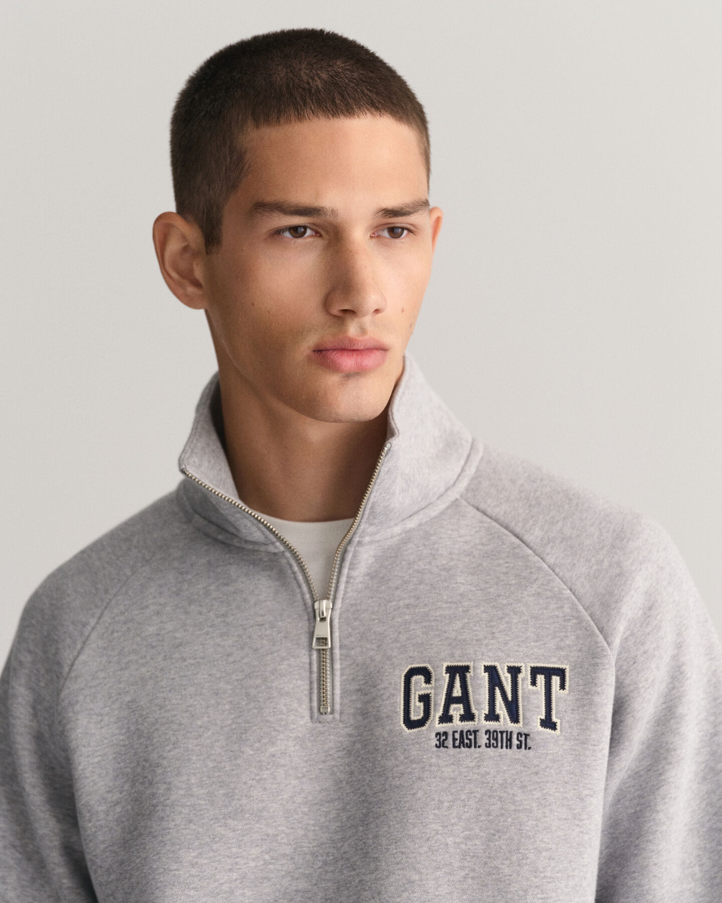 GANT Arch Graphic Sweatshirt mit Rei&szlig;verschlusskragen