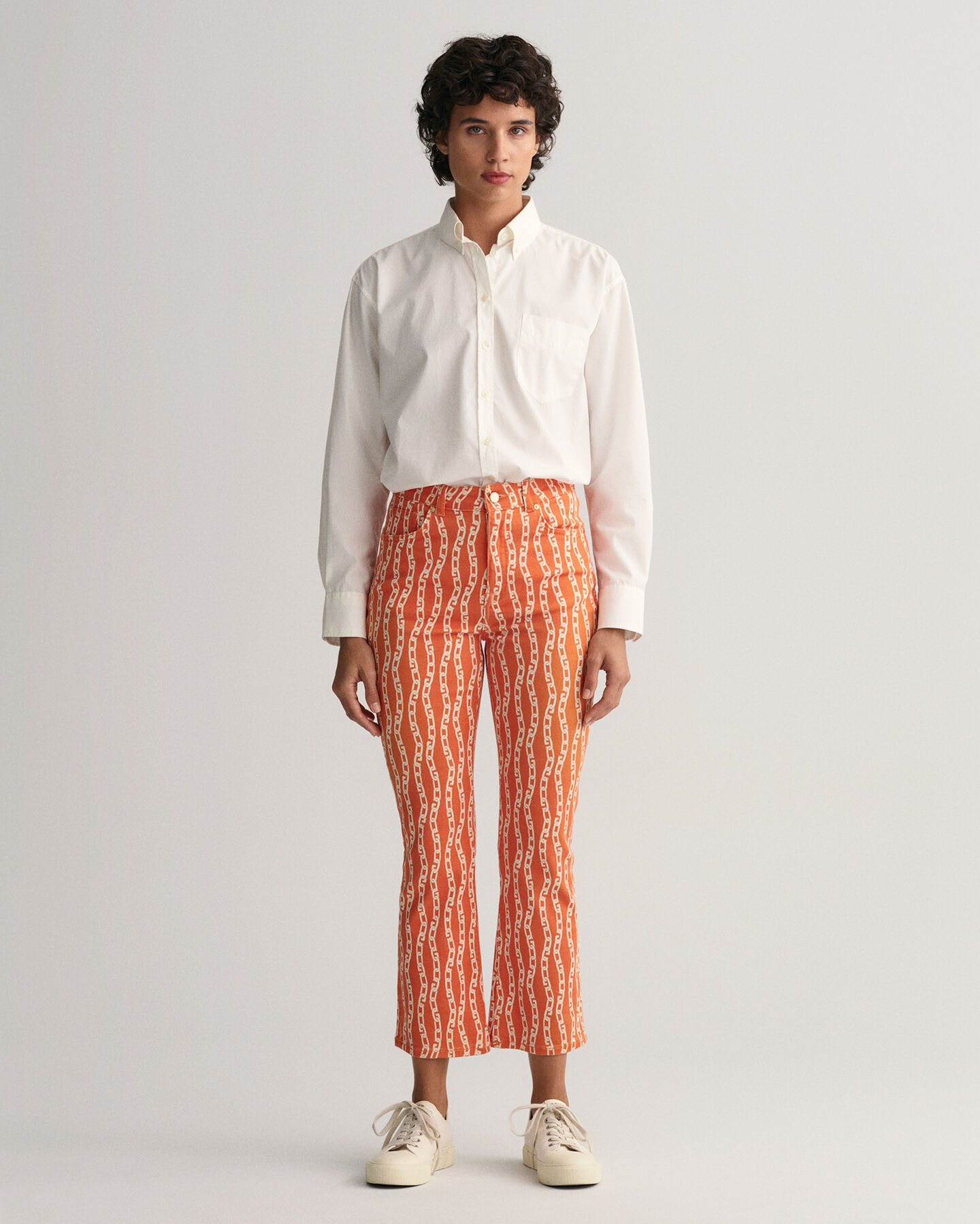 Verk&uuml;rzte Jeans mit Kettenprint