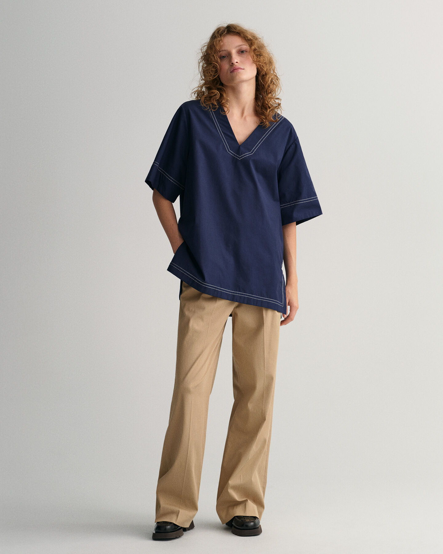 V-Neck Kurzarm Oberteil mit Kontrastn&auml;hten